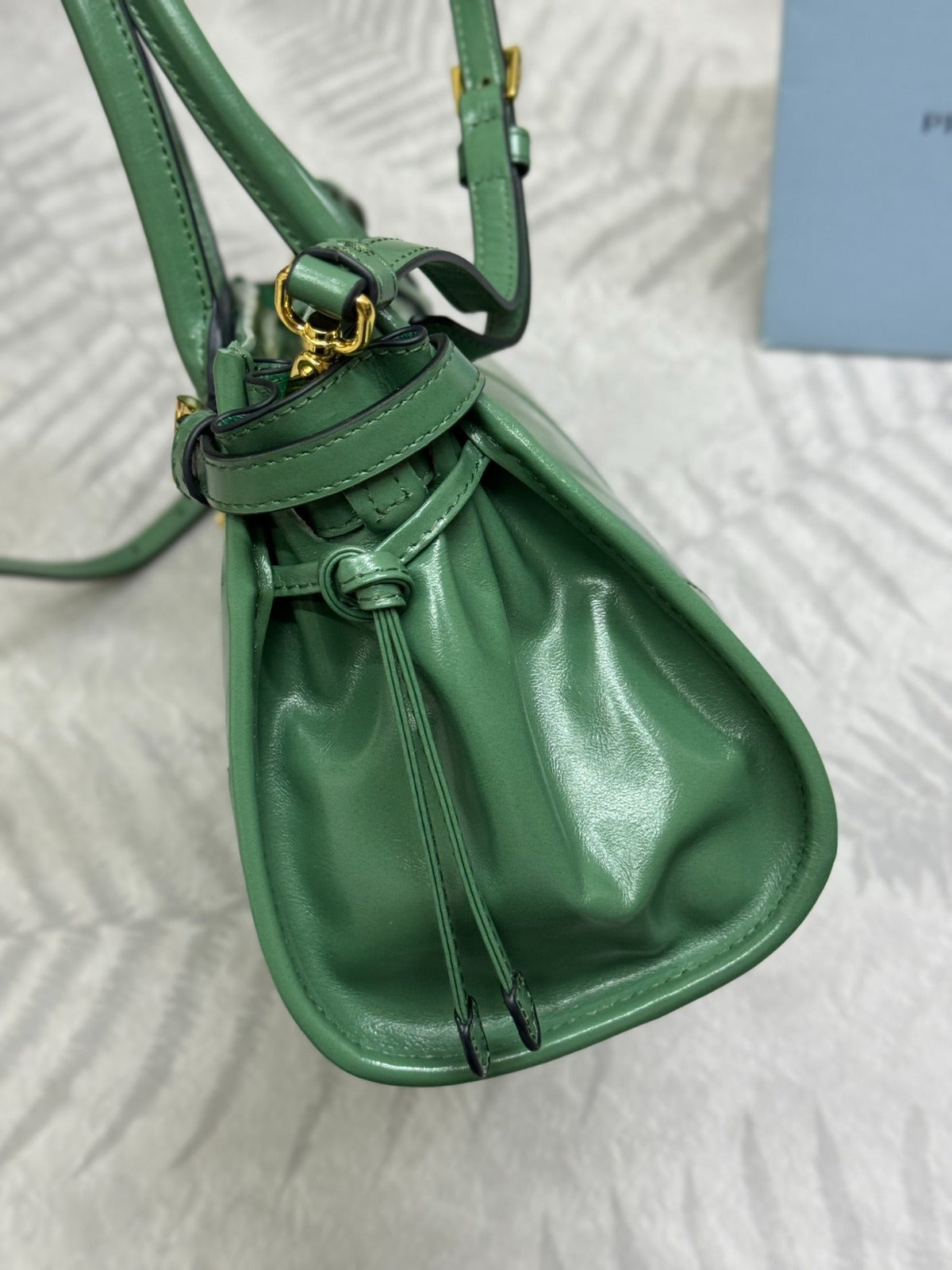 PRADA BONNIE MEDIUM HANDBAG 32 IN GREEN GLOSSY CALFSKIN