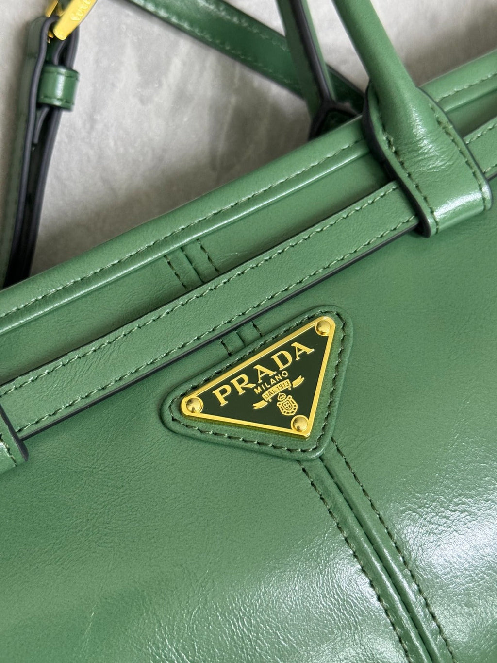 PRADA BONNIE MEDIUM HANDBAG 32 IN GREEN GLOSSY CALFSKIN