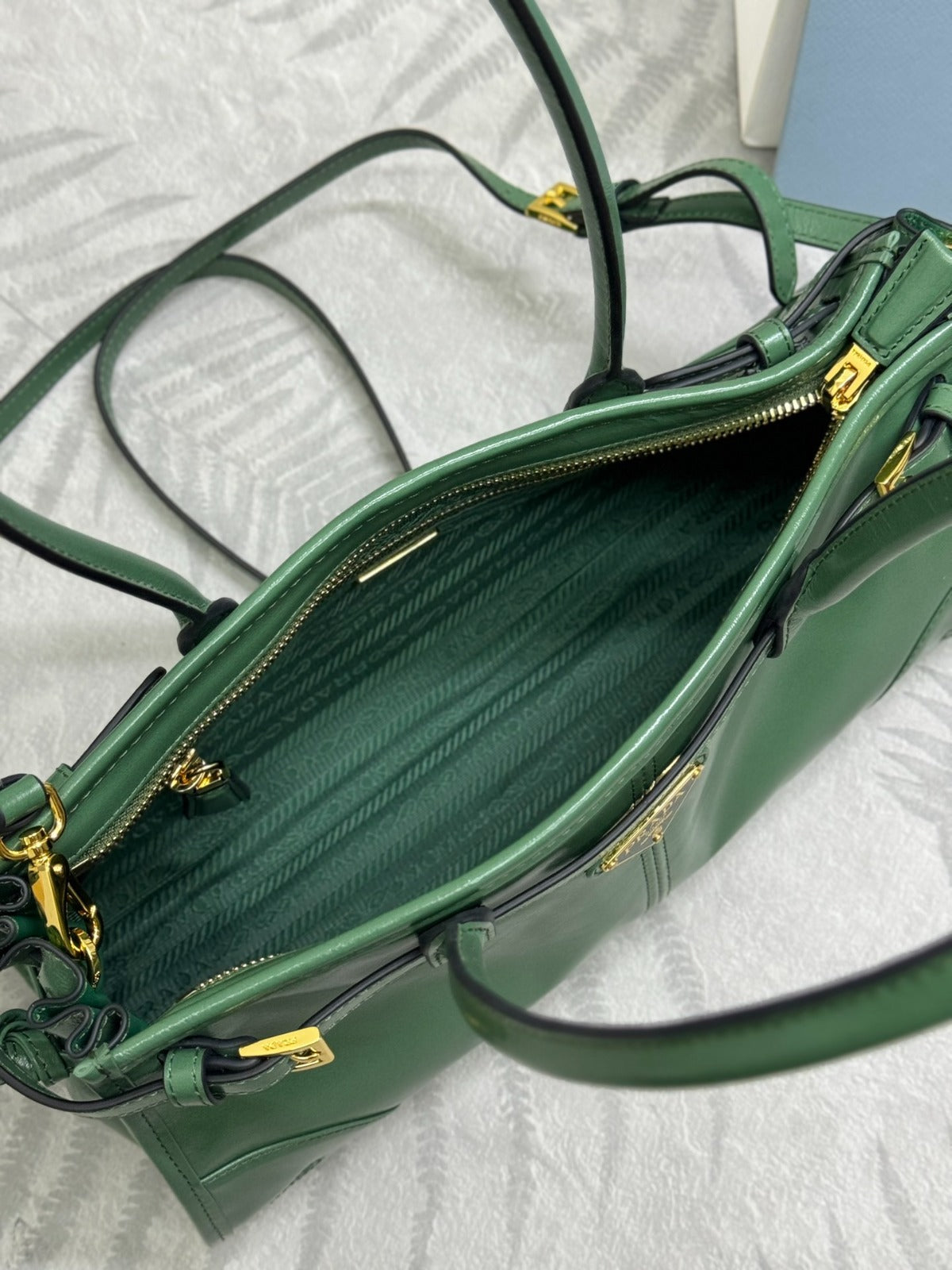 PRADA BONNIE MEDIUM HANDBAG 32 IN GREEN GLOSSY CALFSKIN