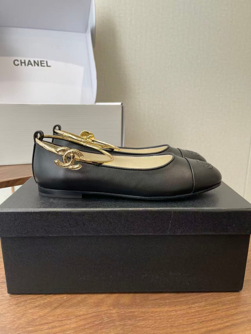 CHANEL GOLD ANKLE STRAP BALLET FLATS IN BLACK CALFSKIN