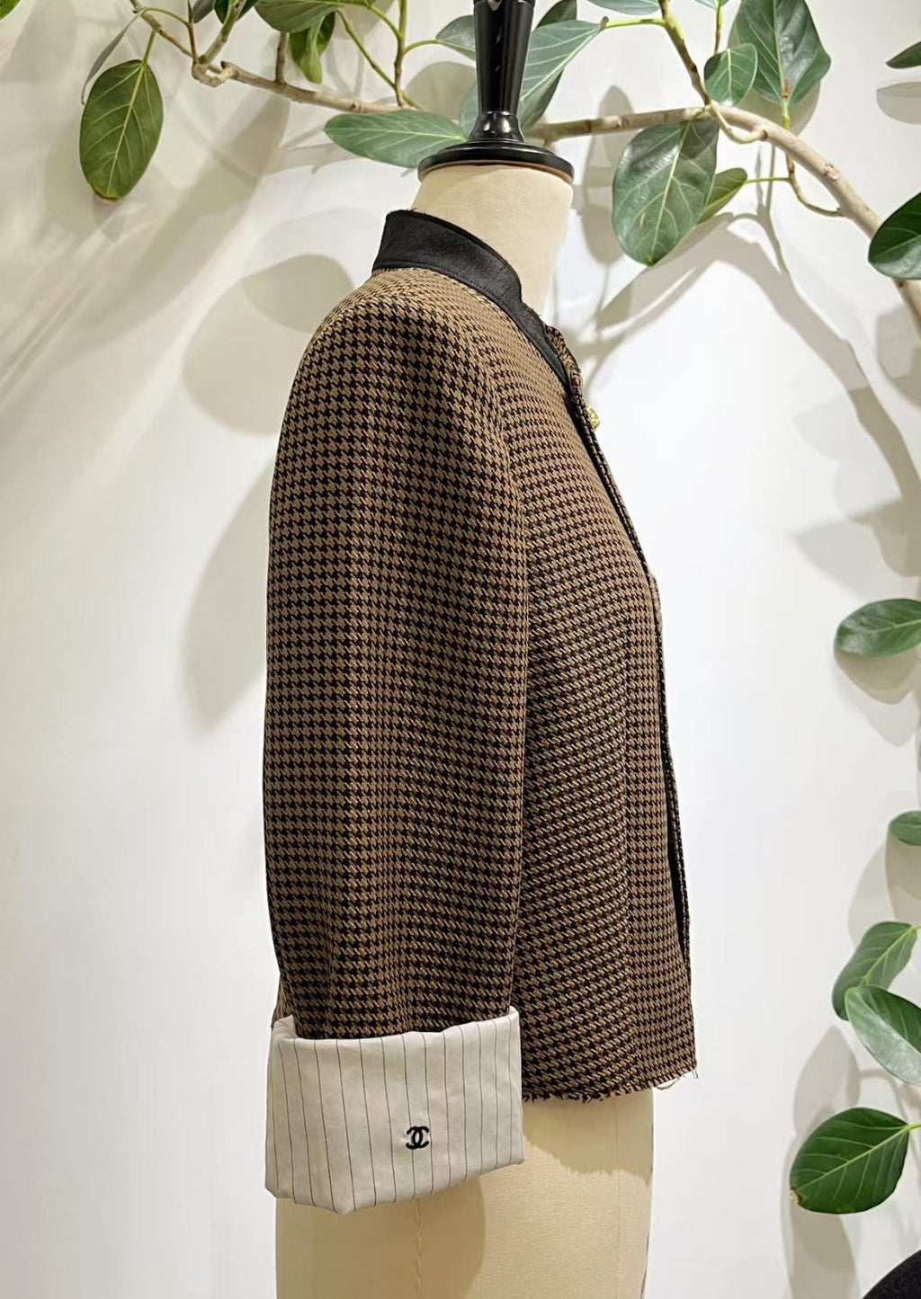 CHANEL HOUNDSTOOTH PATTERNED JACKET IN BROWN WITH GOLD HARDWARE