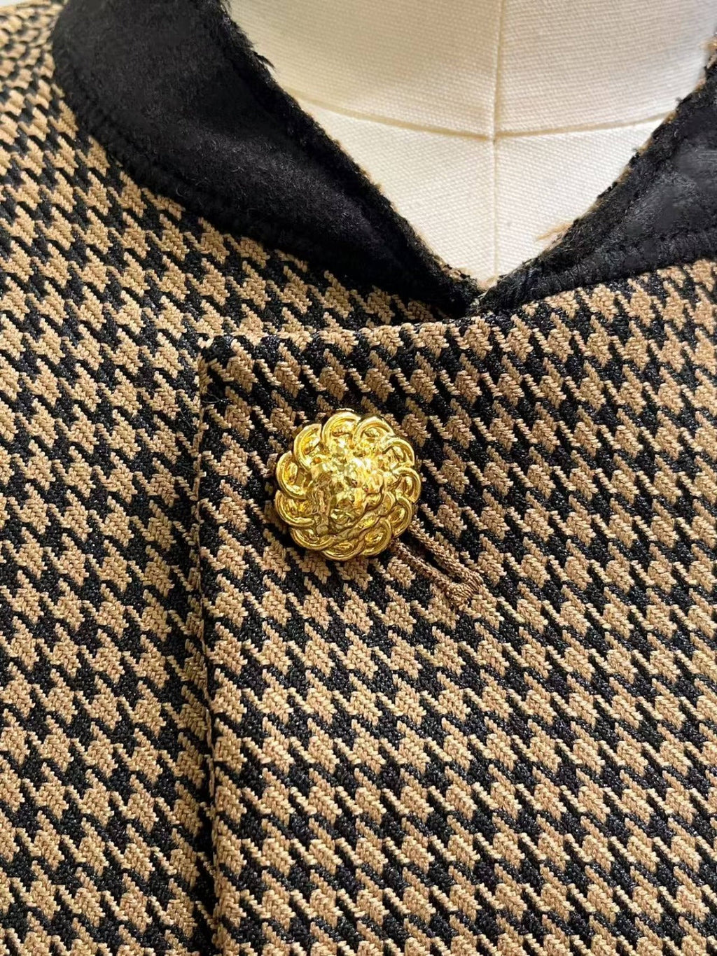 CHANEL HOUNDSTOOTH PATTERNED JACKET IN BROWN WITH GOLD HARDWARE