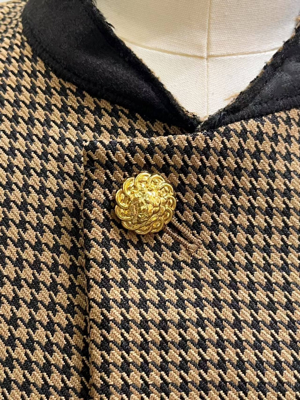CHANEL HOUNDSTOOTH PATTERNED JACKET IN BROWN WITH GOLD HARDWARE
