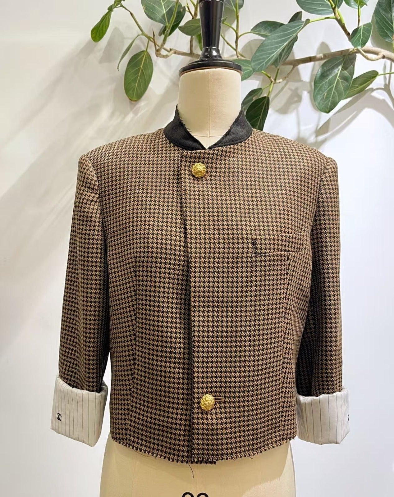 CHANEL HOUNDSTOOTH PATTERNED JACKET IN BROWN WITH GOLD HARDWARE