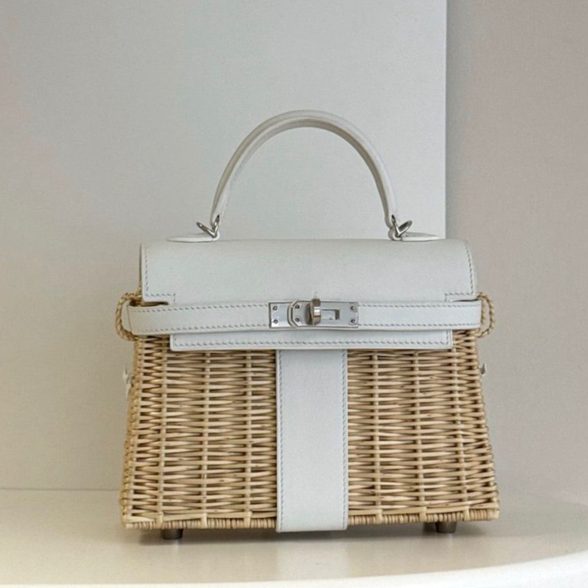 HM KELLY PICNIC HANDBAG IN WHITE LEATHER AND WICKER SILVER HARDWARE