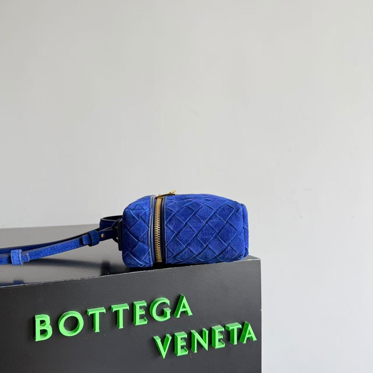 BOTTEGA VENETA BANG BANG 22 IN BLUE INTRECCIATO SUEDE GOLD HARDWARE