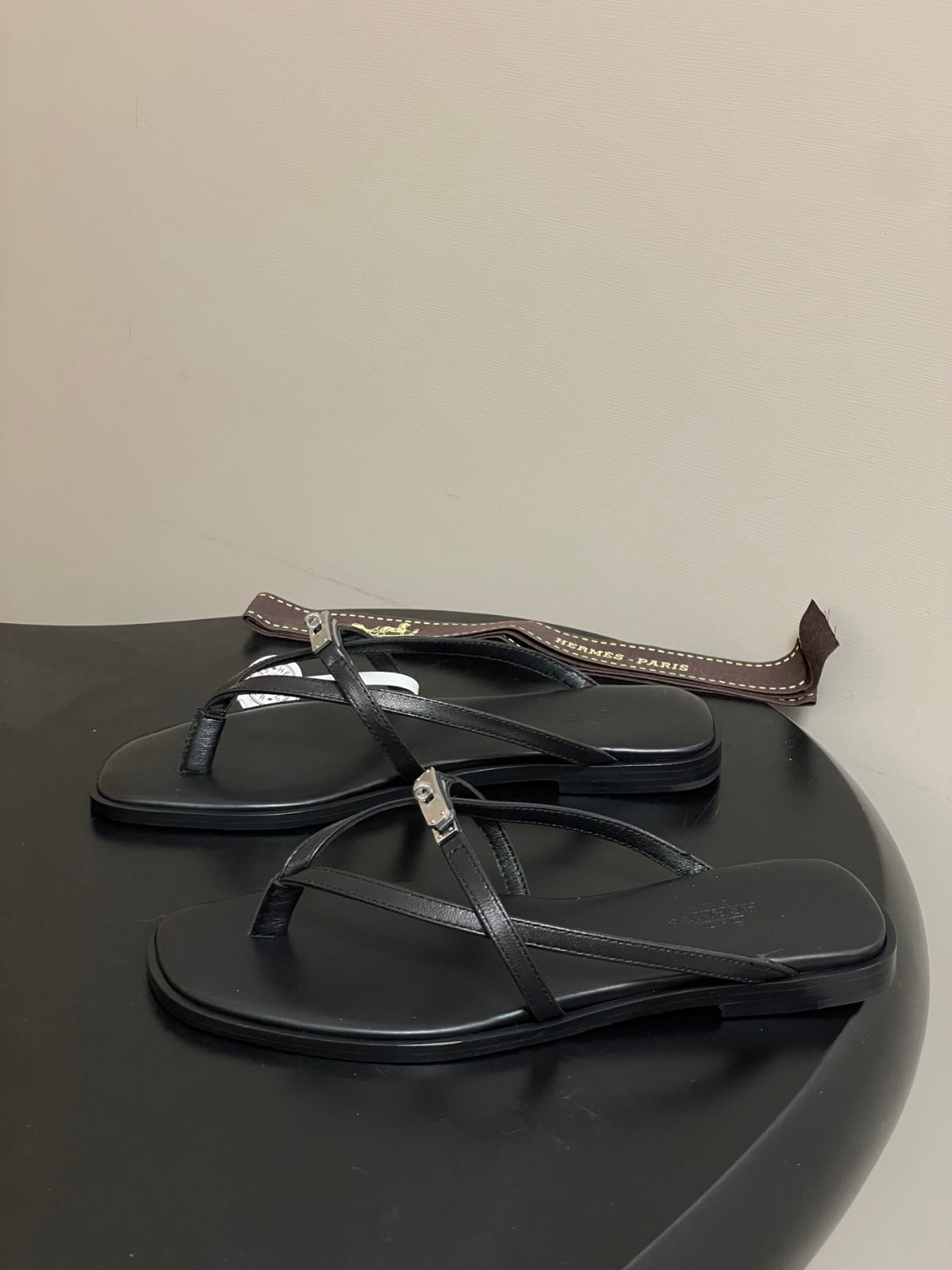 HM 0RAN SANDALS IN BLACK CALFSKIN
