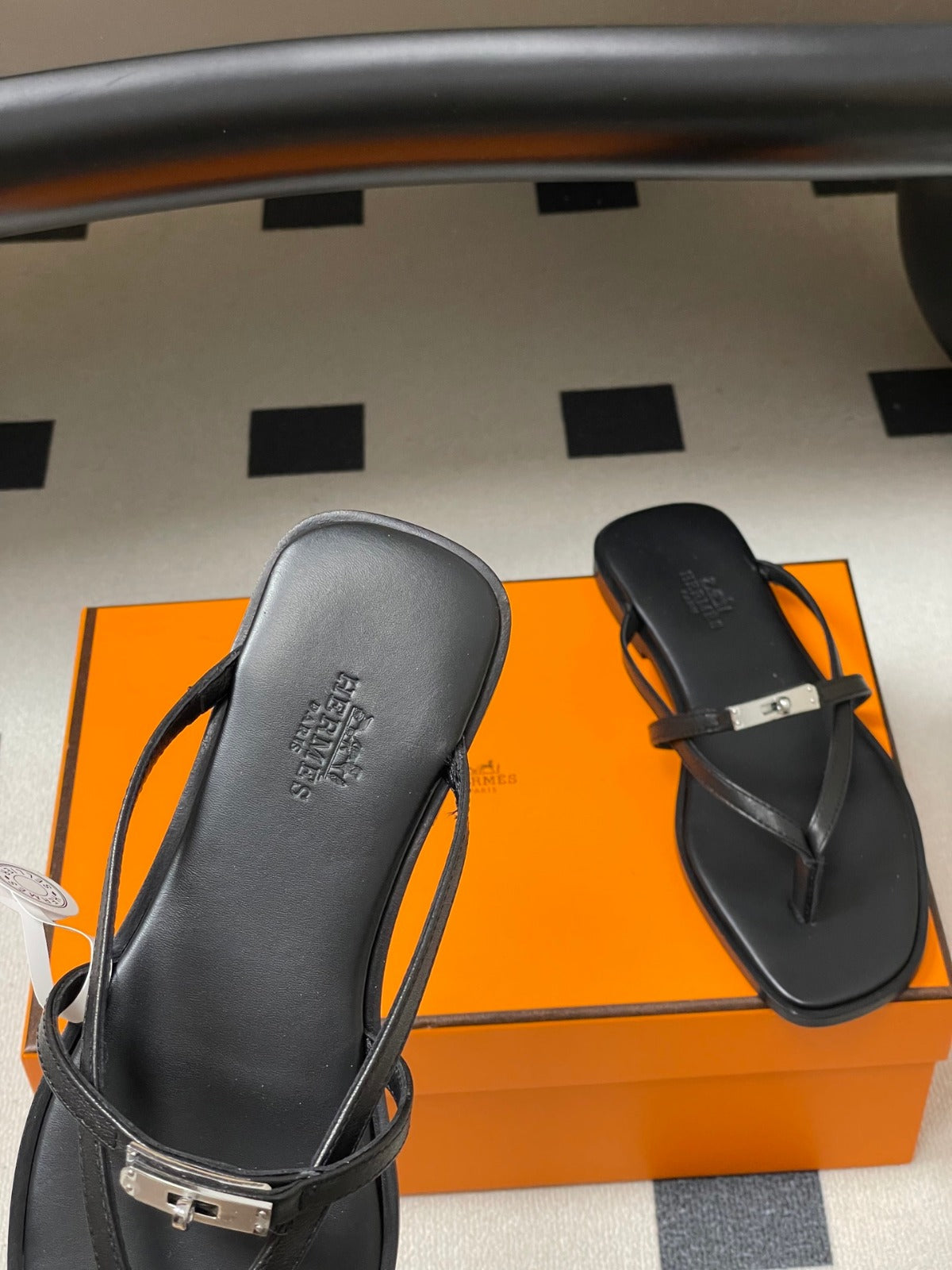 HM 0RAN SANDALS IN BLACK CALFSKIN