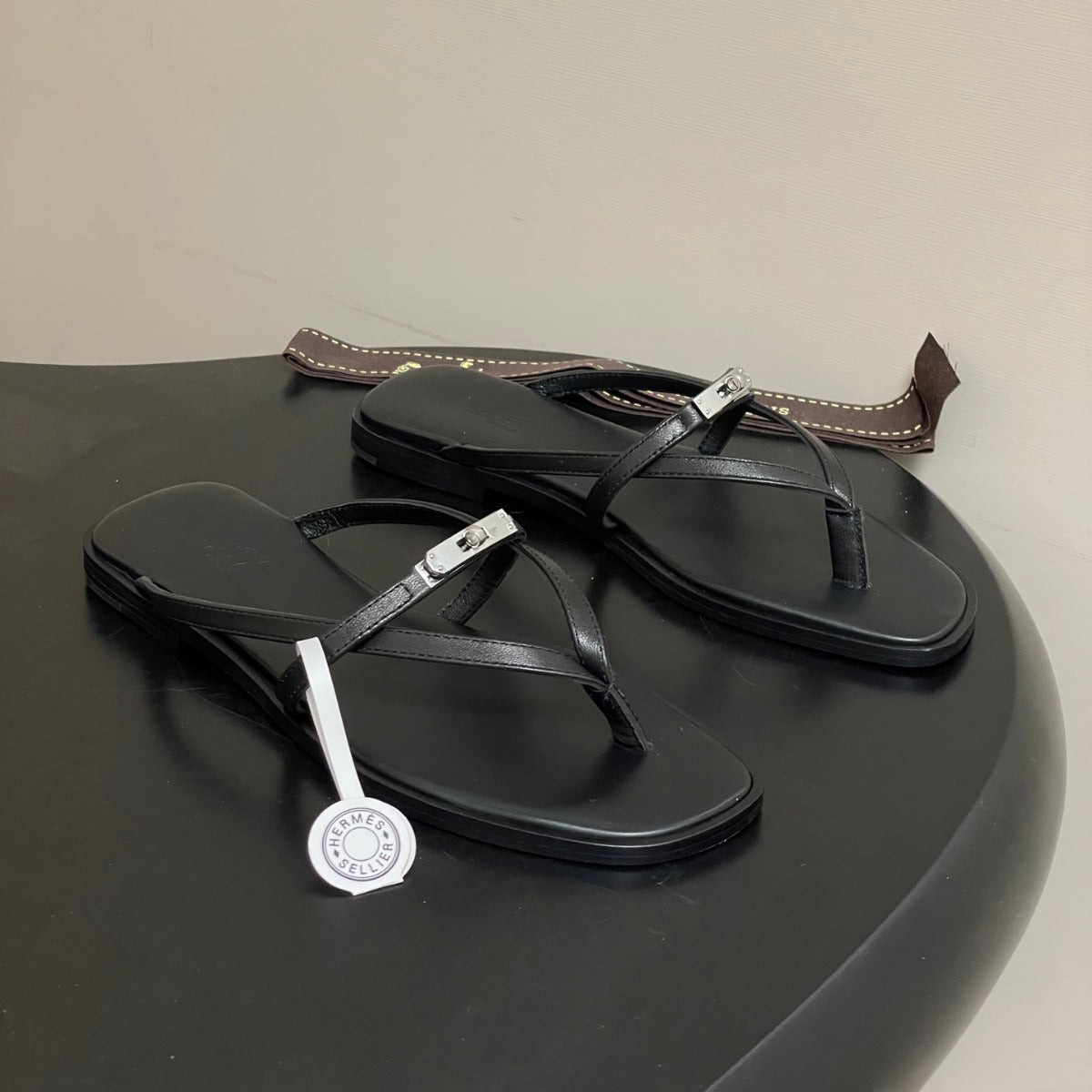 HM 0RAN SANDALS IN BLACK CALFSKIN