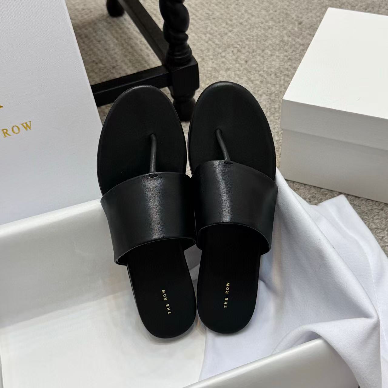 ROW THONG SANDAL IN BLACK CALFSKIN