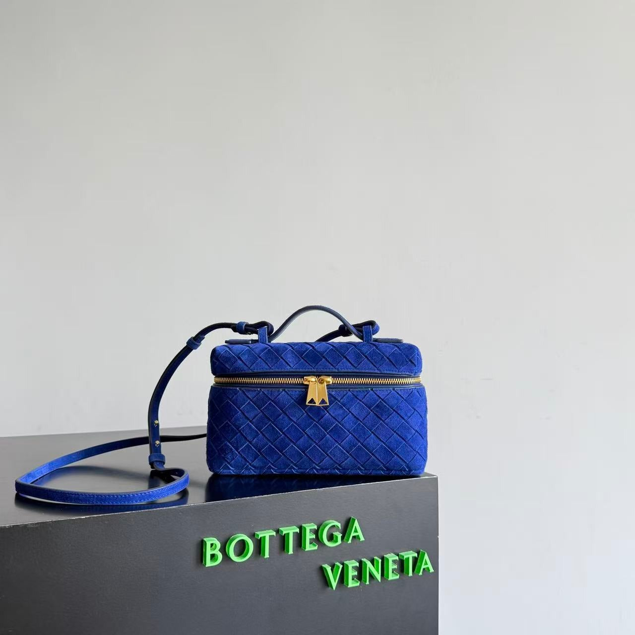 BOTTEGA VENETA BANG BANG 22 IN BLUE INTRECCIATO SUEDE GOLD HARDWARE