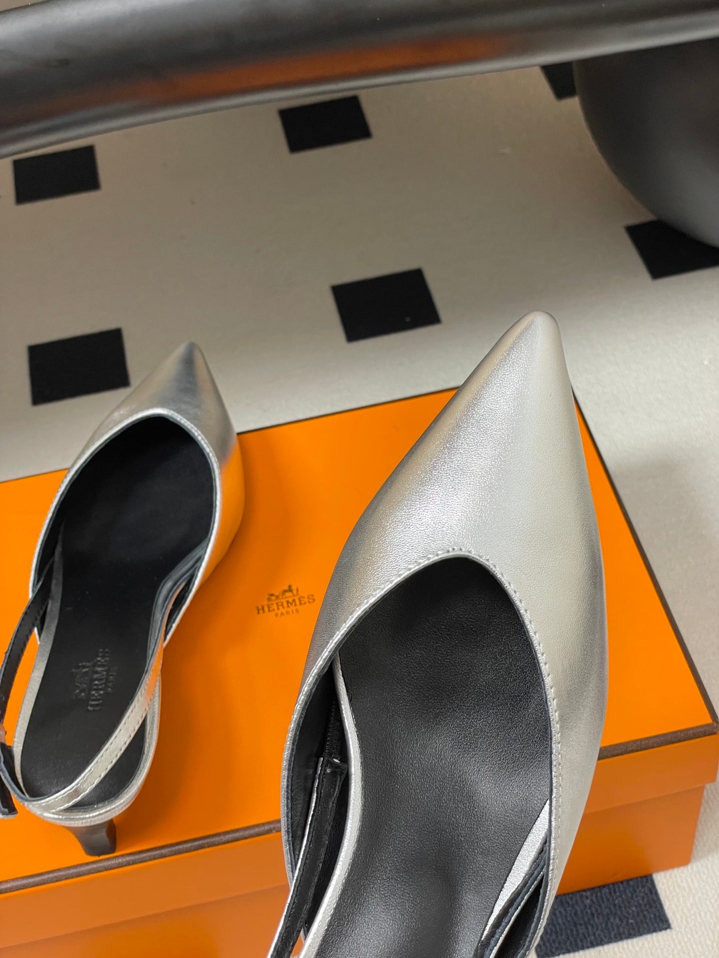 HM 26S NICOLE SLINGBACK 40MM IN SILVER CALFSKIN SILVER HARDWARE