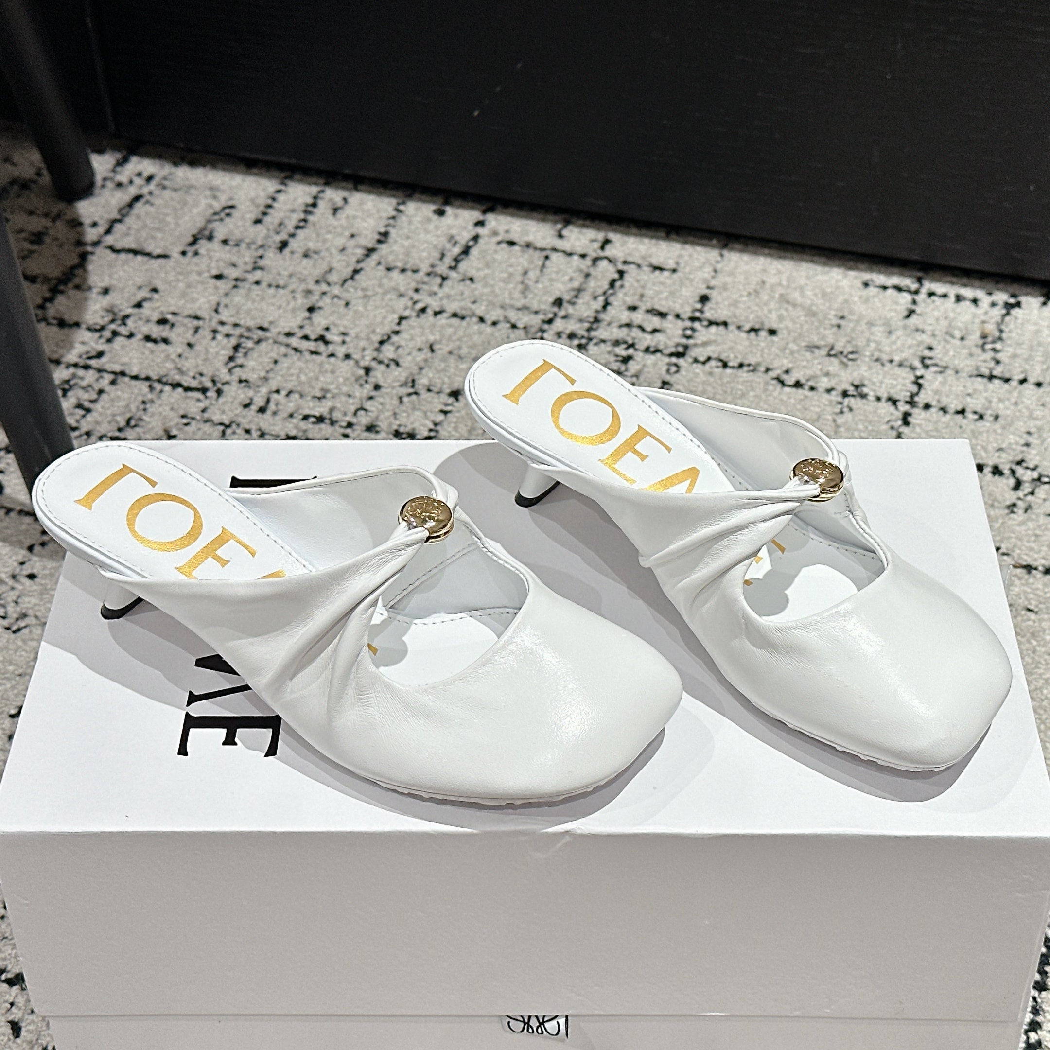 CHLOÉ 26S HIGH-HEELED MULES IN WHITE CALFSKIN