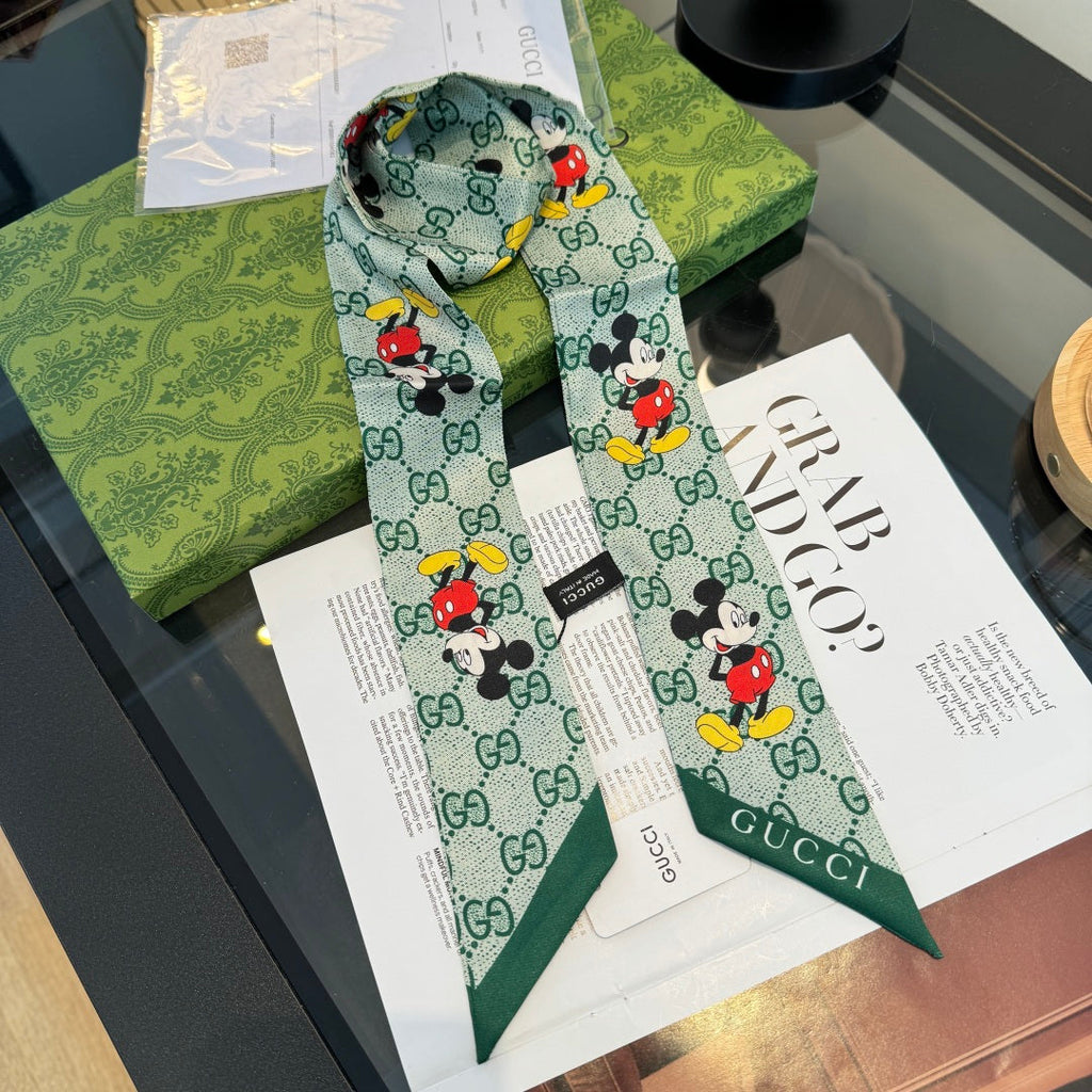 GUCCI 26S SCARF 90 IN SILK 225237