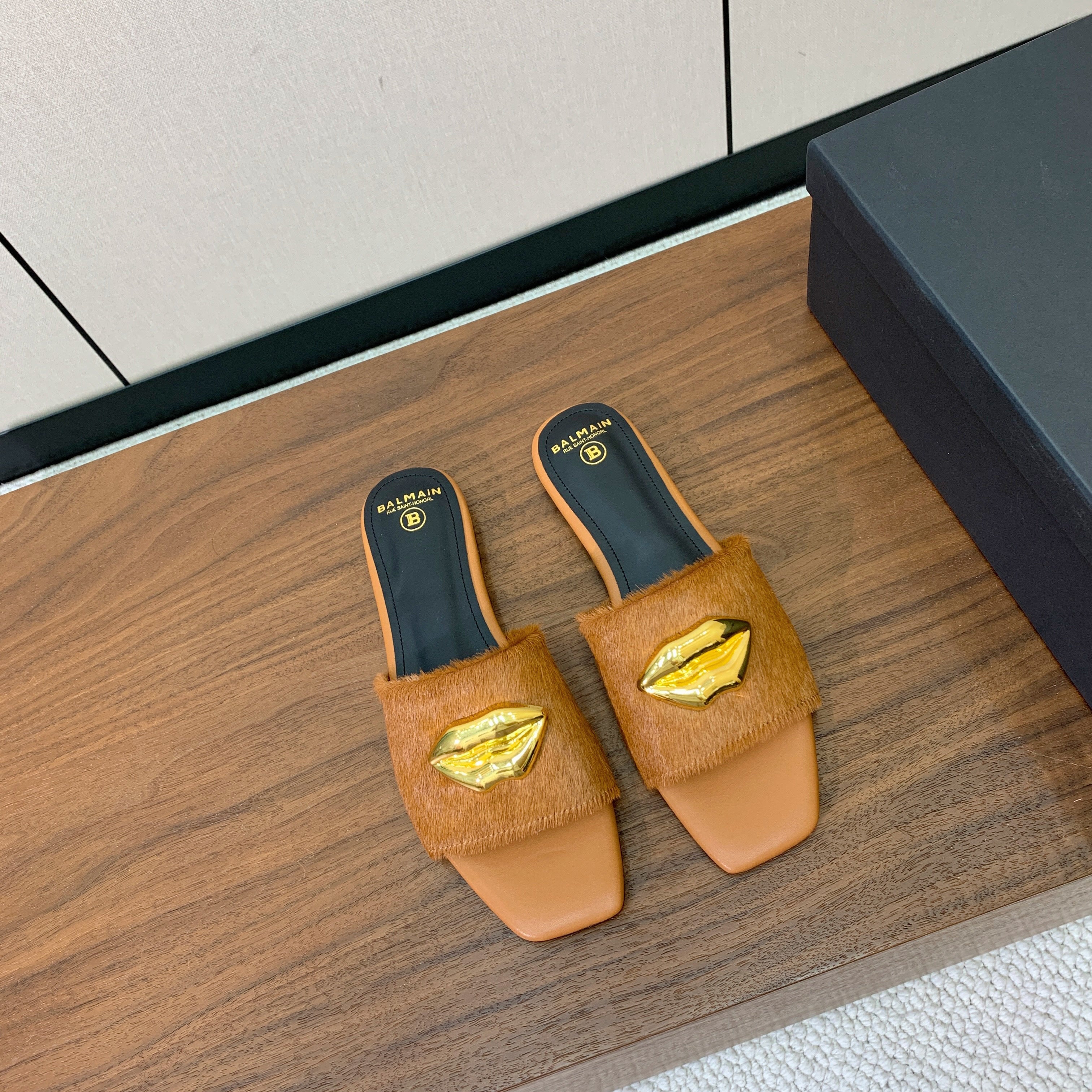 BALMAIN 26S LIP-EMBELLISHED SLIDES IN LIGHT BROWN PONY HAIR WITH GOLD HARDWARE