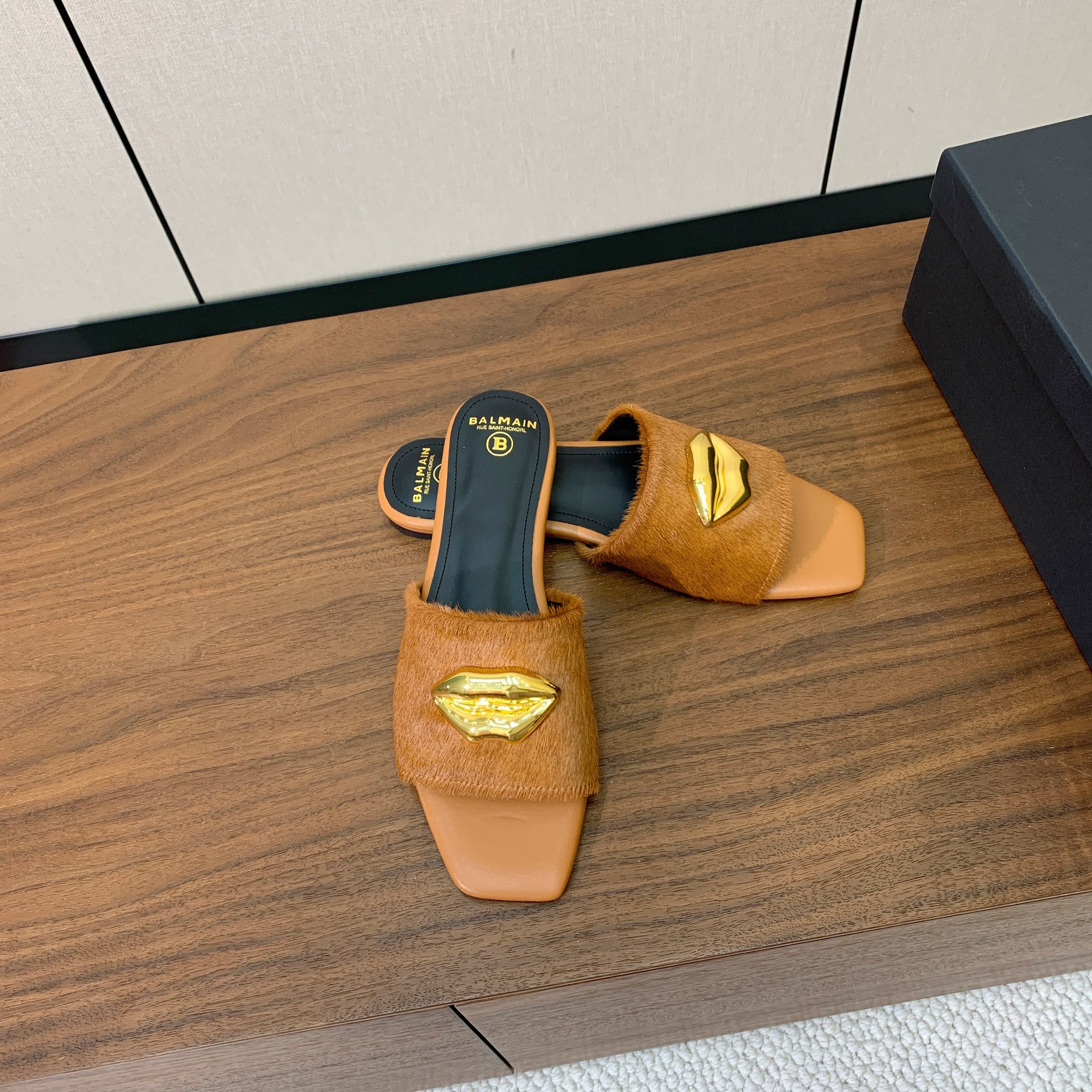 BALMAIN 26S LIP-EMBELLISHED SLIDES IN LIGHT BROWN PONY HAIR WITH GOLD HARDWARE