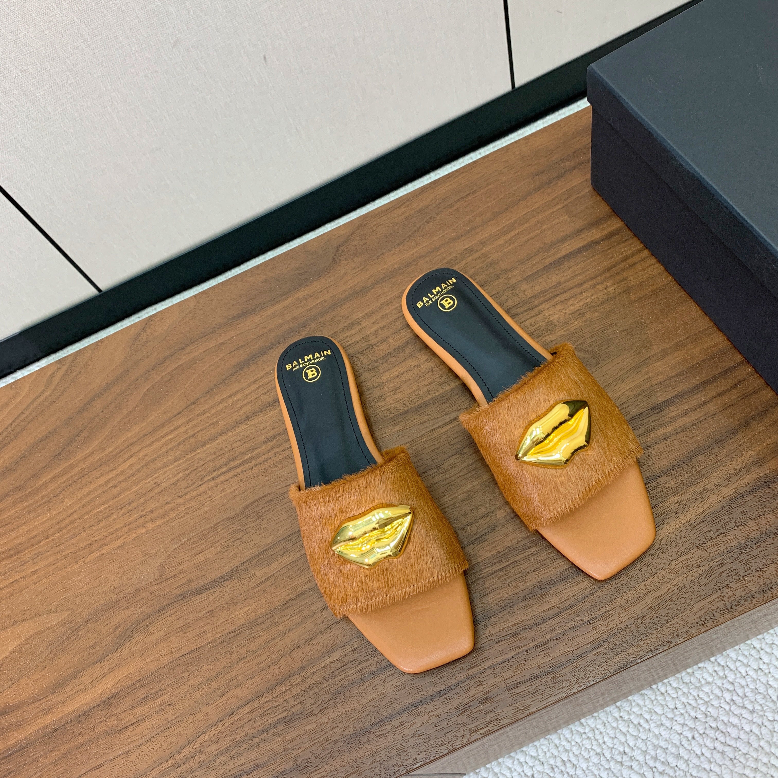 BALMAIN 26S LIP-EMBELLISHED SLIDES IN LIGHT BROWN PONY HAIR WITH GOLD HARDWARE