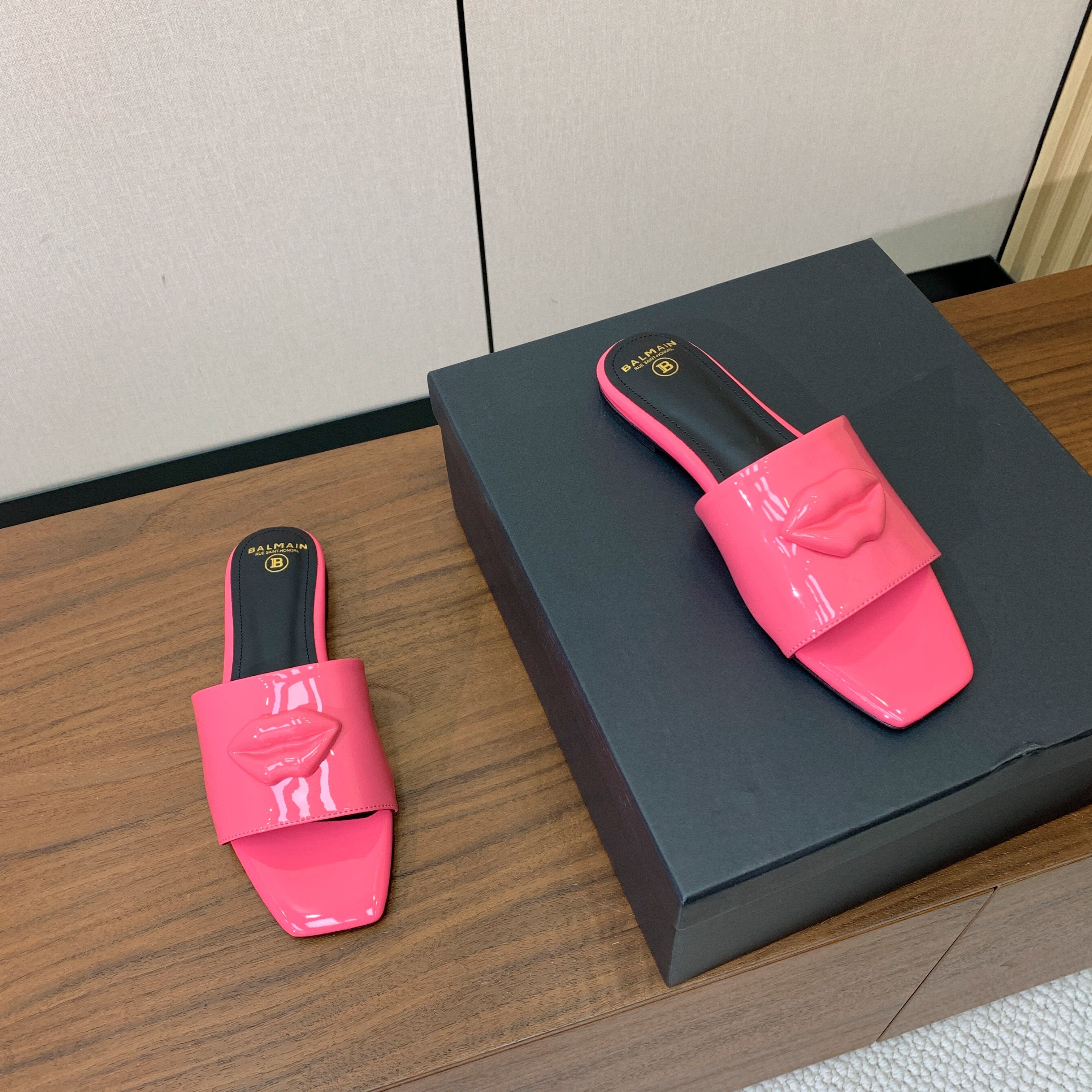 BALMAIN 26S LIP-EMBELLISHED SLIDES IN PINK PATENT CALFSKIN