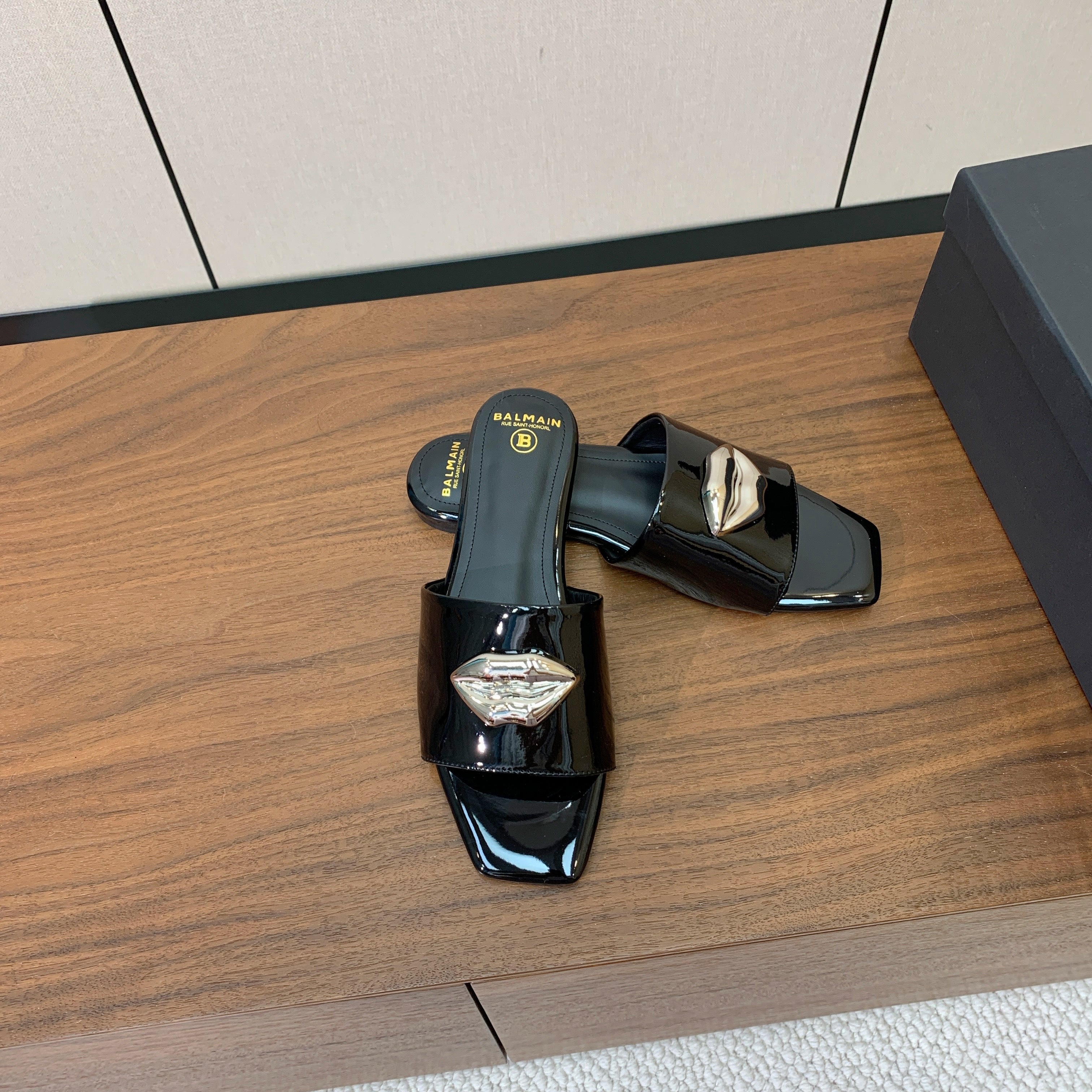 BALMAIN 26S LIP-EMBELLISHED SLIDES IN BLACK PATENT CALFSKIN WITH SILVER HARDWARE