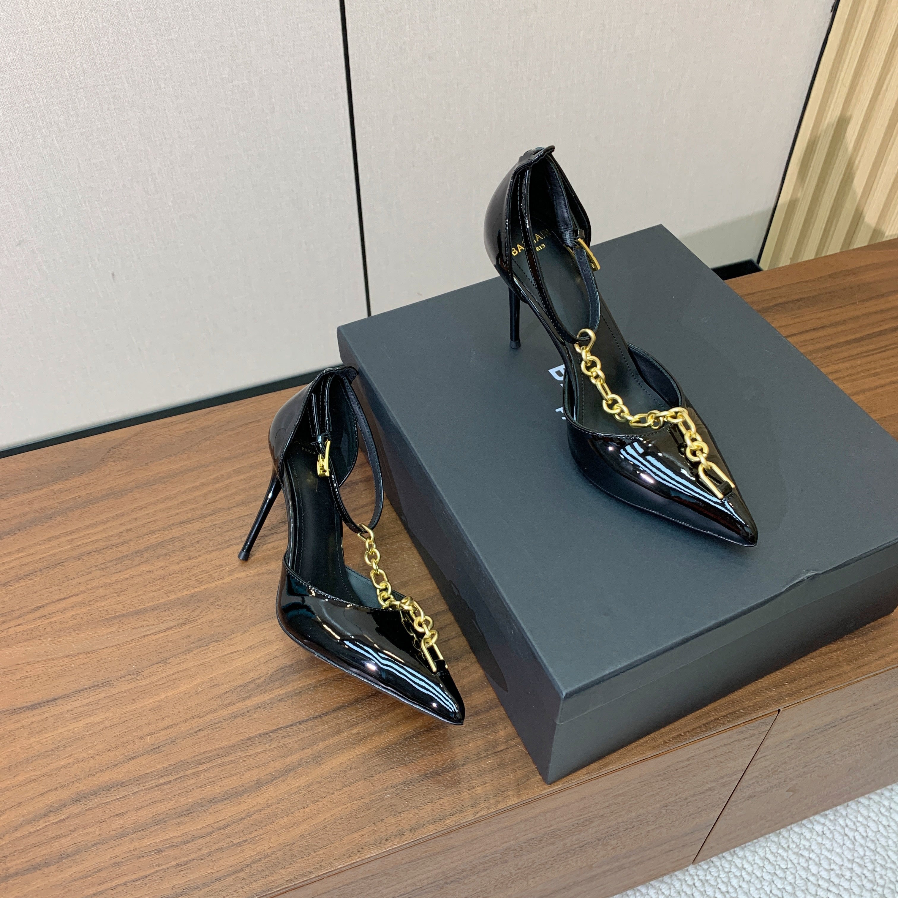 BALMAIN 26S CHAIN HIGH HEELS 95 MM IN BLACK PATENT CALFSKIN