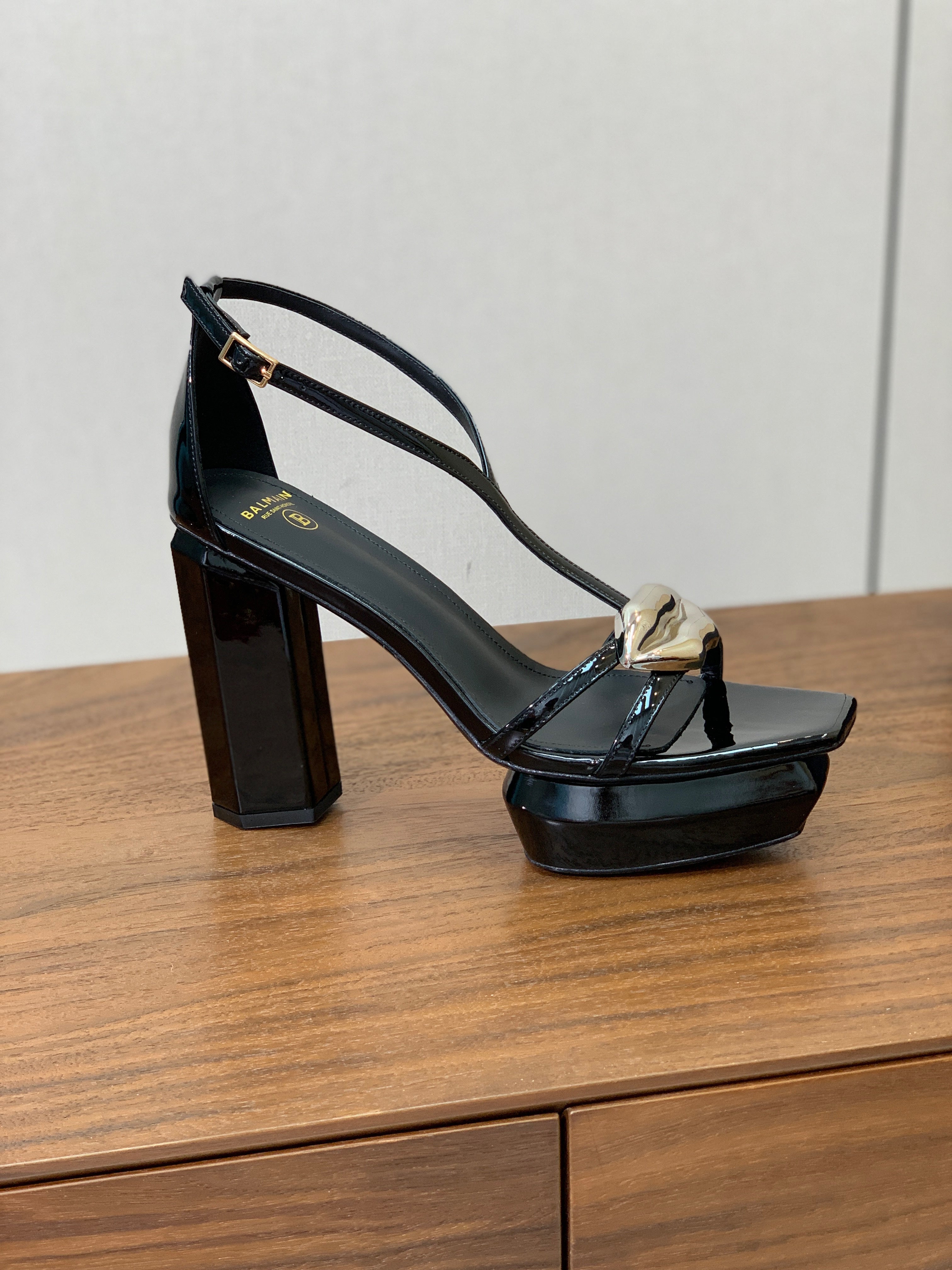 BALMAIN 26S LIP-EMBELLISHED HEELS 105 MM IN BLACK CALFSKIN WITH SILVER HARDWARE
