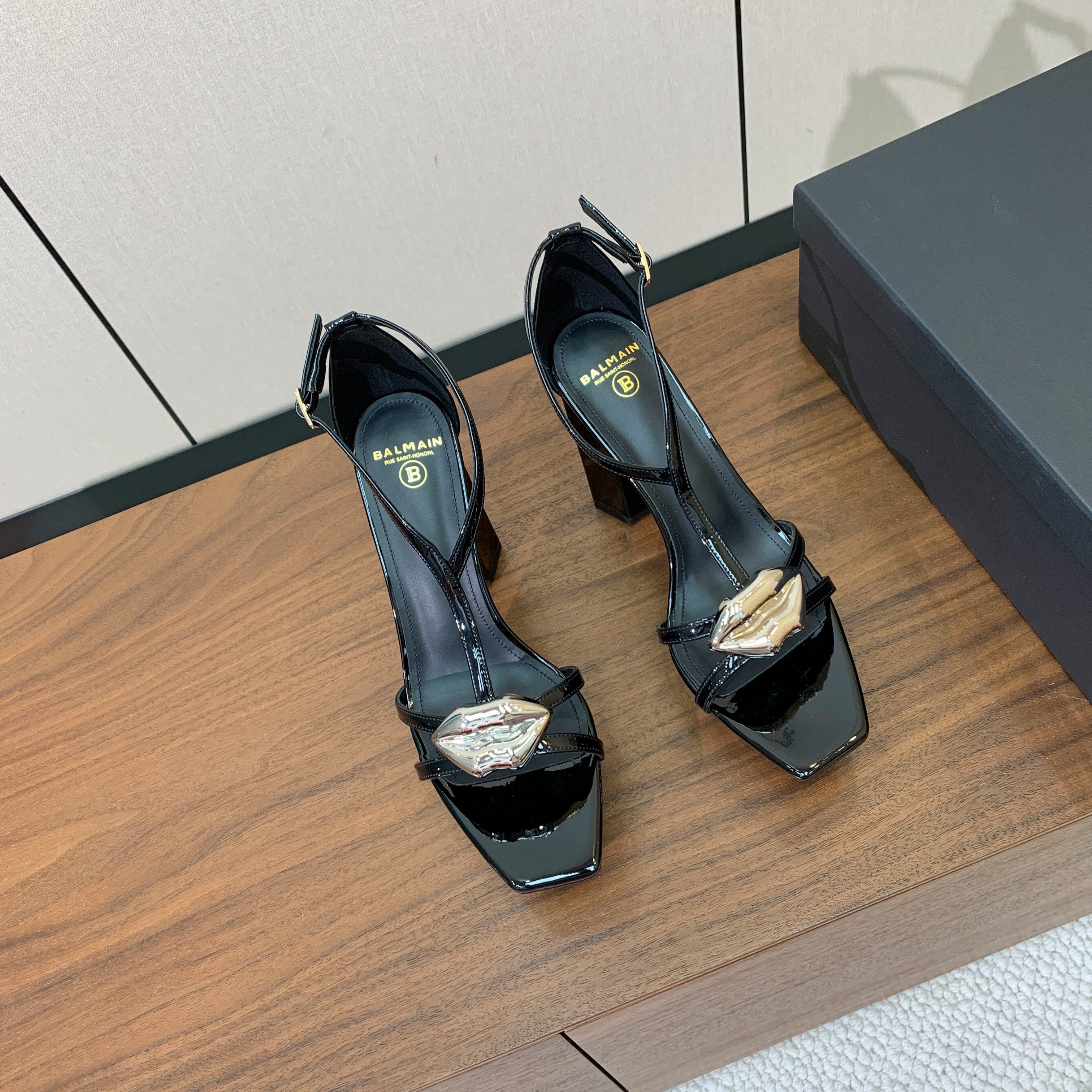 BALMAIN 26S LIP-EMBELLISHED HEELS 105 MM IN BLACK CALFSKIN WITH SILVER HARDWARE