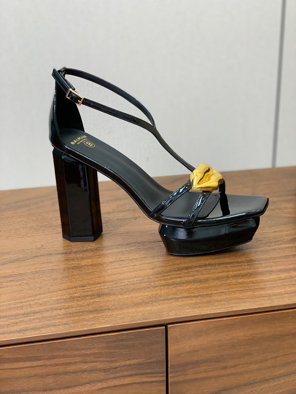BALMAIN 26S LIP-EMBELLISHED HEELS 105 MM IN BLACK CALFSKIN WITH GOLD HARDWARE