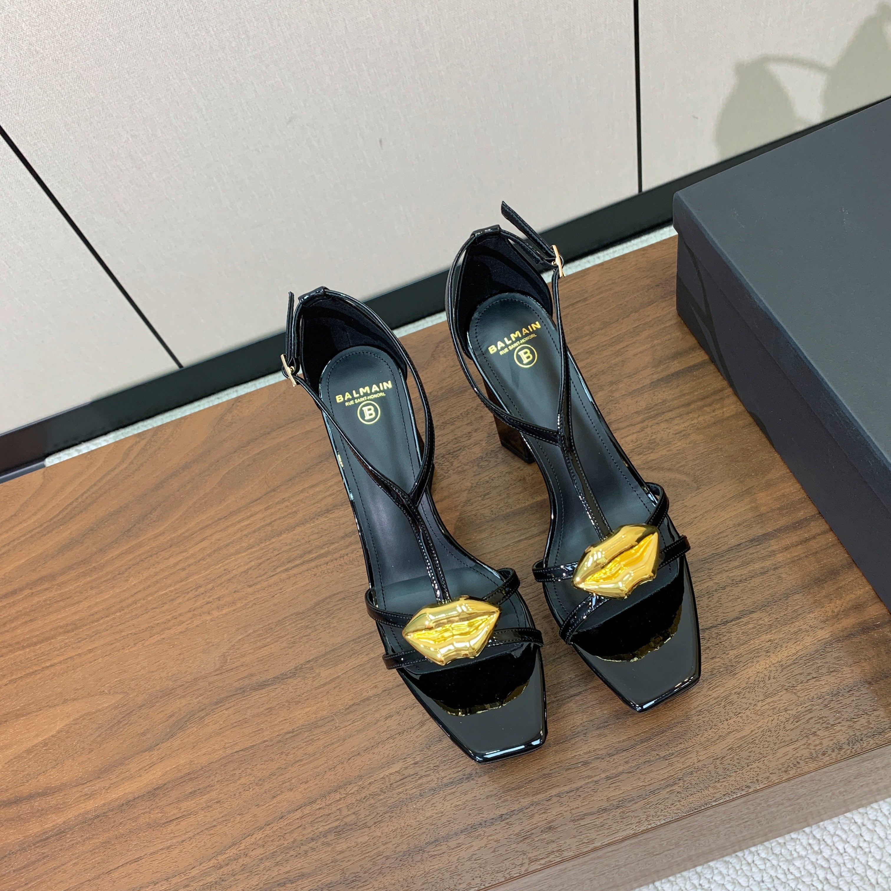 BALMAIN 26S LIP-EMBELLISHED HEELS 105 MM IN BLACK CALFSKIN WITH GOLD HARDWARE
