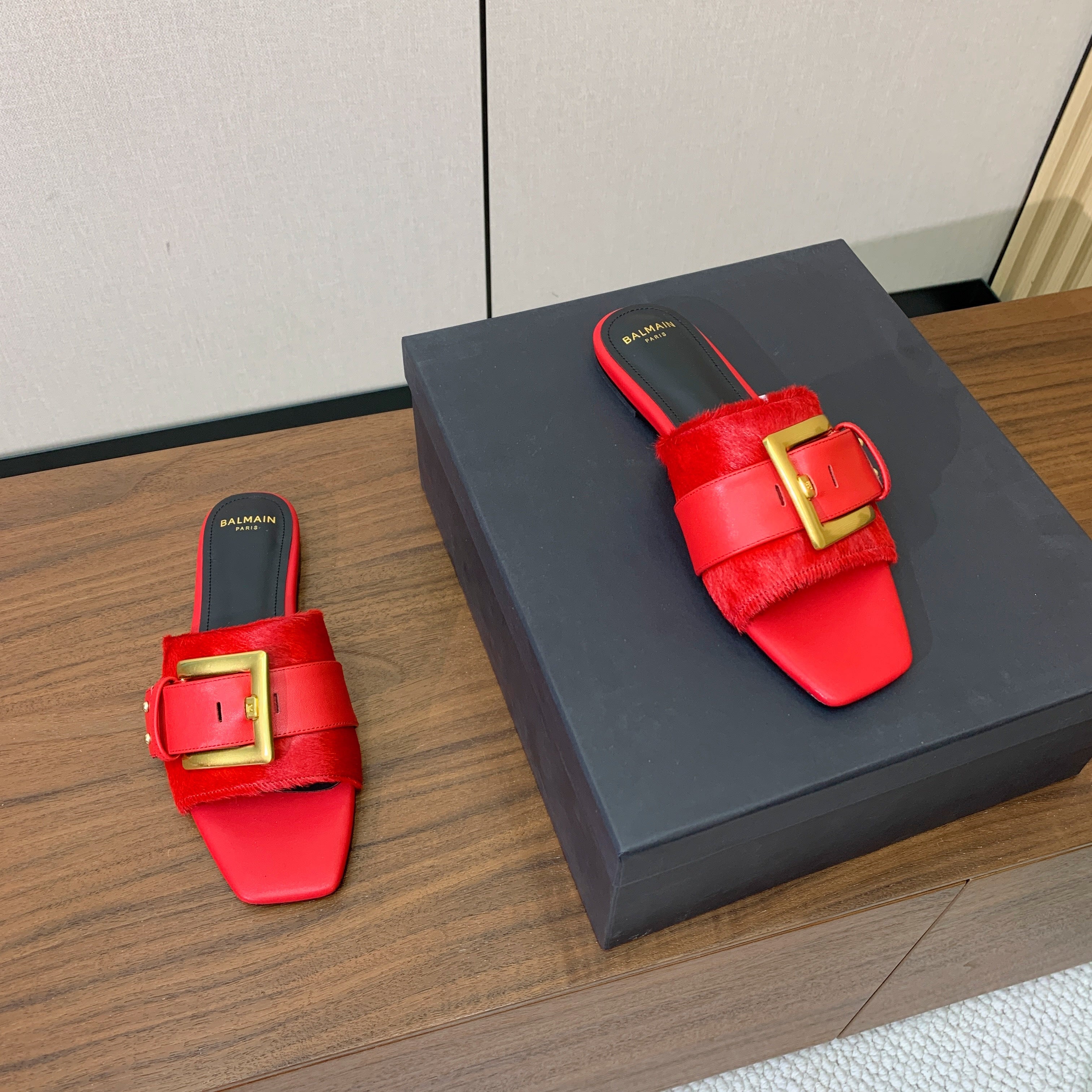 BALMAIN 26S B-BELT FLAT SANDALS IN RED CALFSKIN AND PONY HAIR