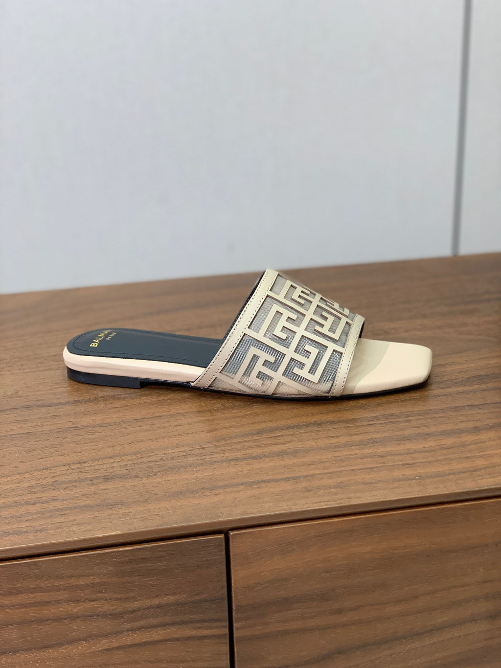 BALMAIN 26S FLAT SANDALS IN BEIGE CALFSKIN AND MESH