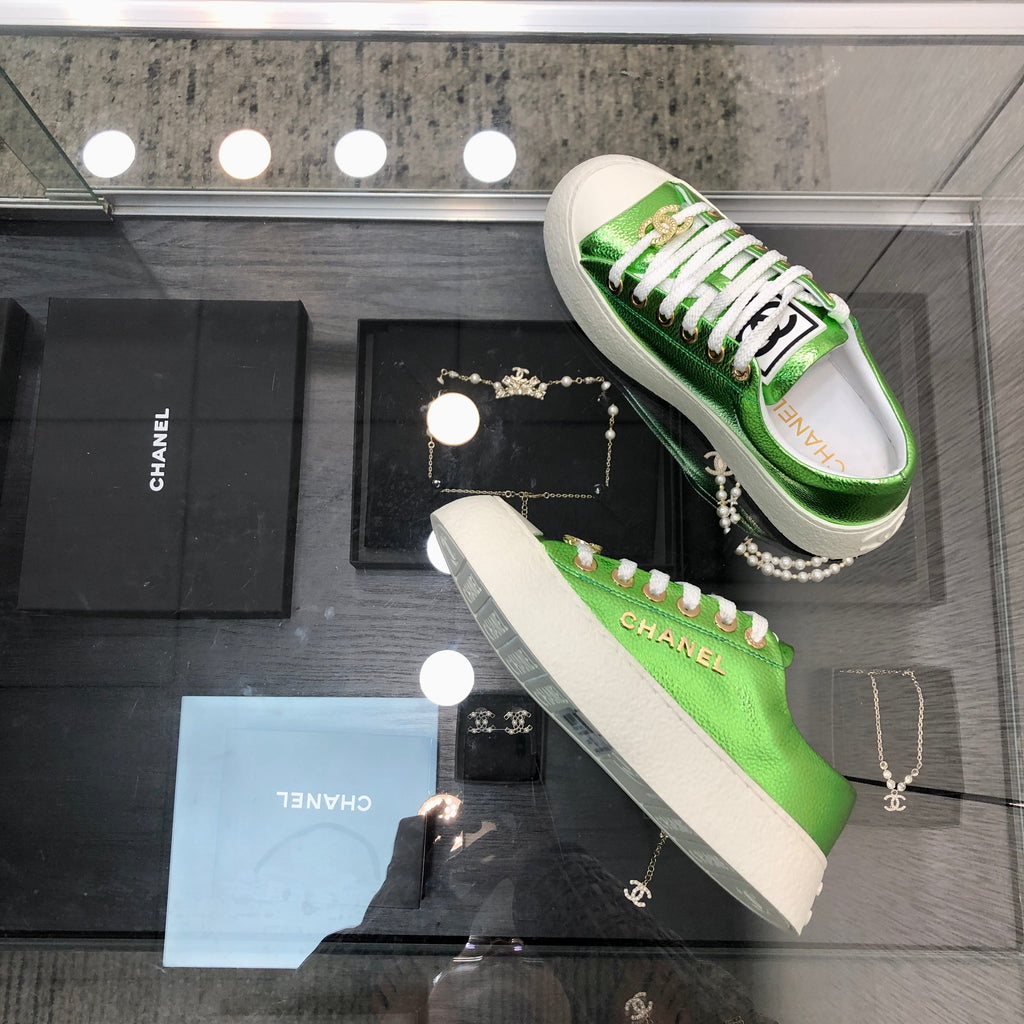 CASUAL SNEAKER IN EMERALD GREEN METALLIC LAMBSKIN WITH GOLD LOGO