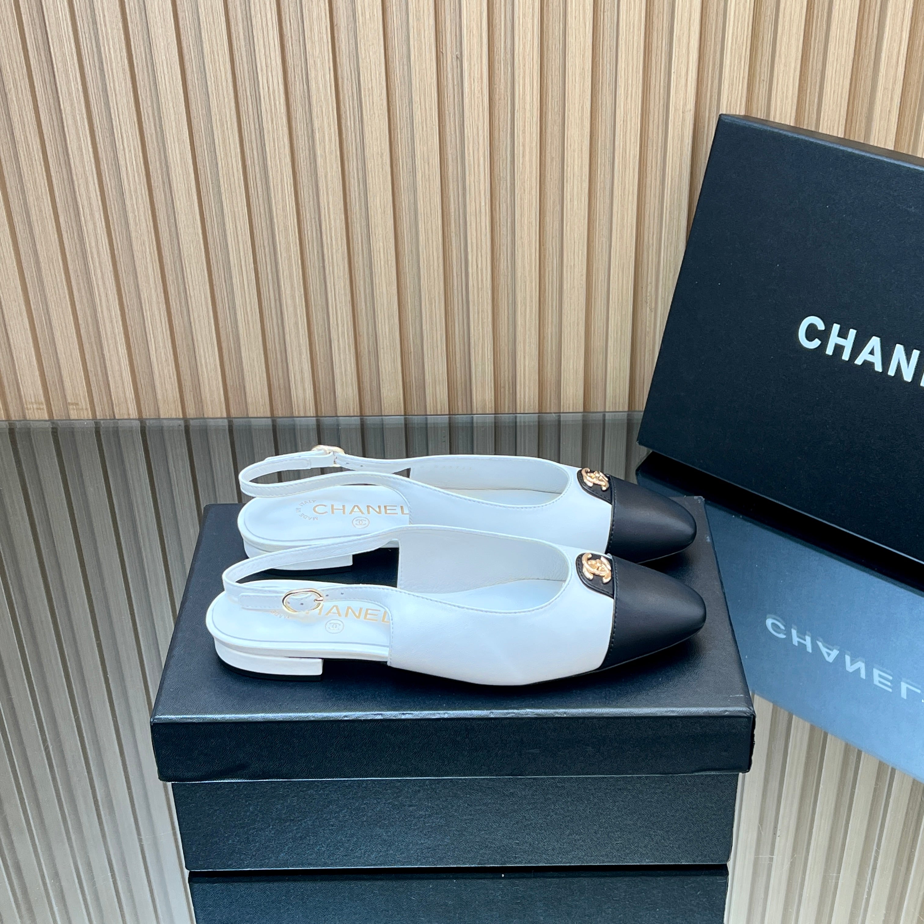 CHANEL 25S SLINGBACK FLATS IN WHITE CALFSKIN GOLD HARDWARE