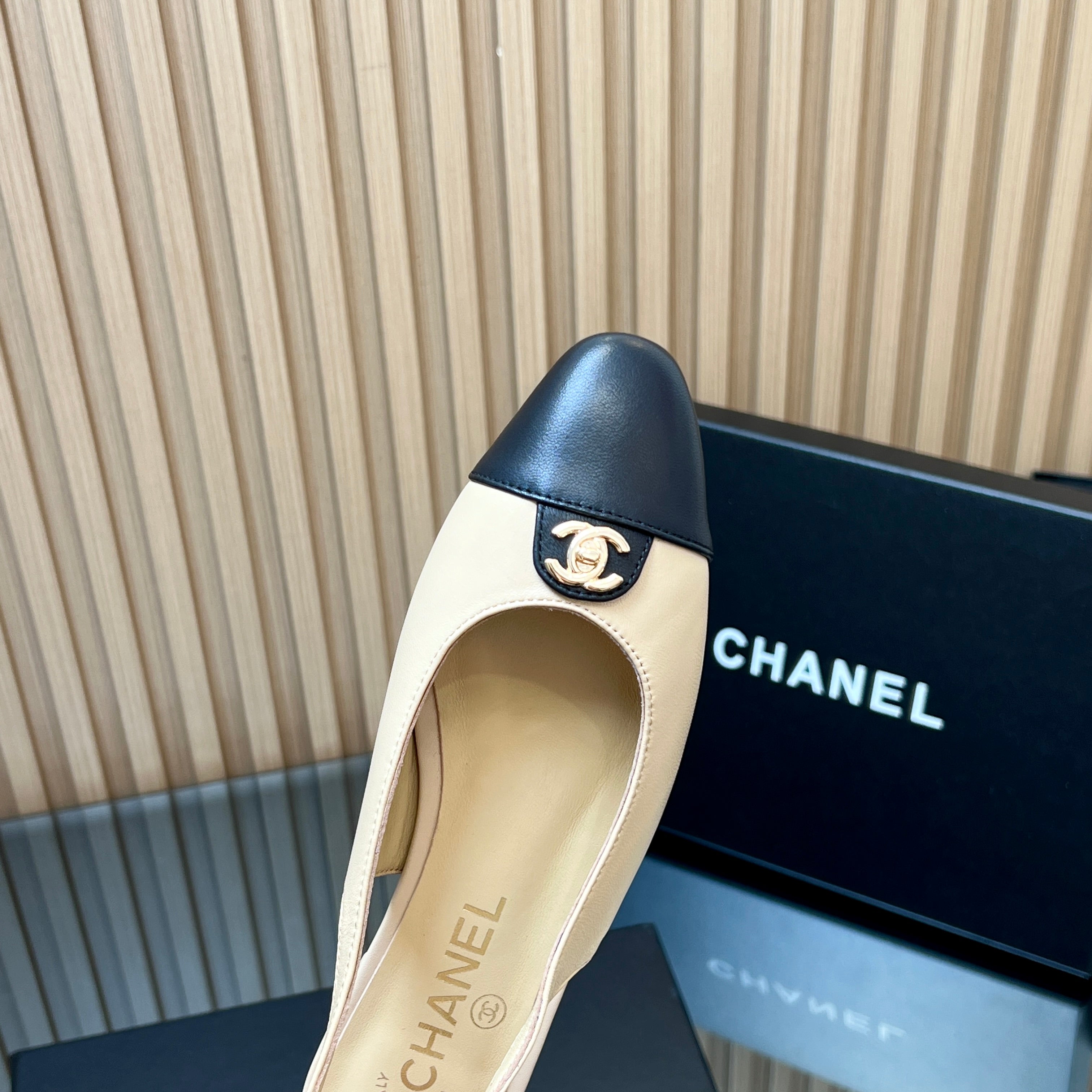 CHANEL 25S SLINGBACK FLATS IN BEIGE CALFSKIN GOLD HARDWARE