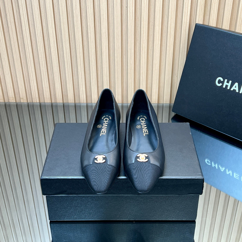 CHANEL 25S BALLET FLATS LOGO IN BLACK CALFSKIN AND CANVAS GOLD HARDWARE