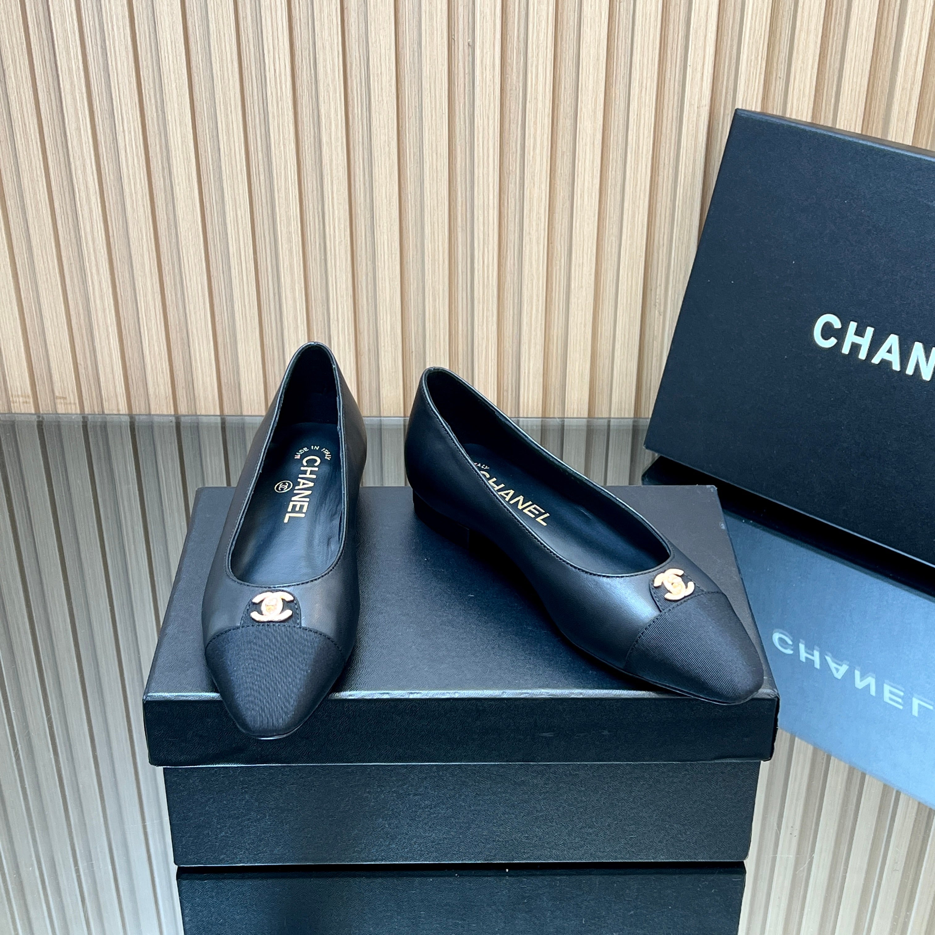 CHANEL 25S BALLET FLATS LOGO IN BLACK CALFSKIN AND CANVAS GOLD HARDWARE