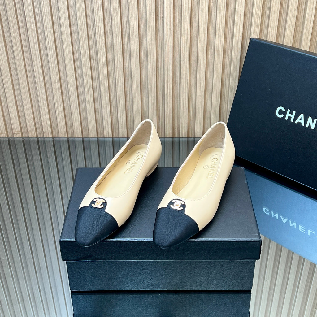 CHANEL 25S BALLET FLATS LOGO IN BEIGE CALFSKIN AND BLACK CANVAS GOLD HARDWARE