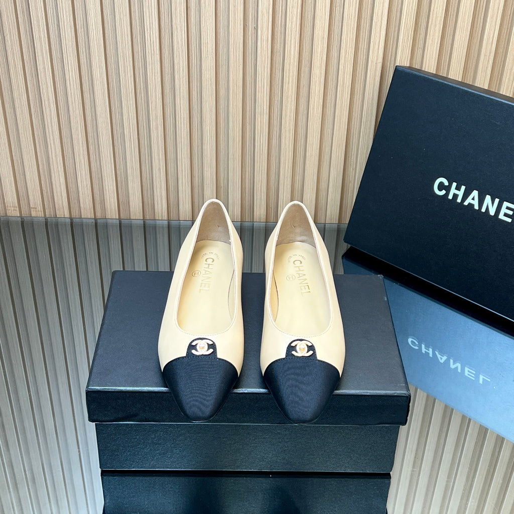 CHANEL 25S BALLET FLATS LOGO IN BEIGE CALFSKIN AND BLACK CANVAS GOLD HARDWARE