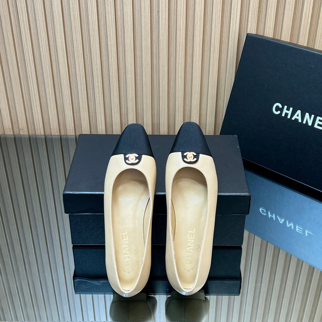 CHANEL 25S BALLET FLATS LOGO IN BEIGE CALFSKIN AND BLACK CANVAS GOLD HARDWARE