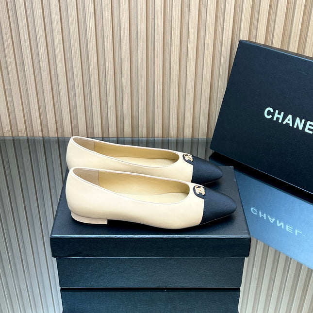 CHANEL 25S BALLET FLATS LOGO IN BEIGE CALFSKIN AND BLACK CANVAS GOLD HARDWARE