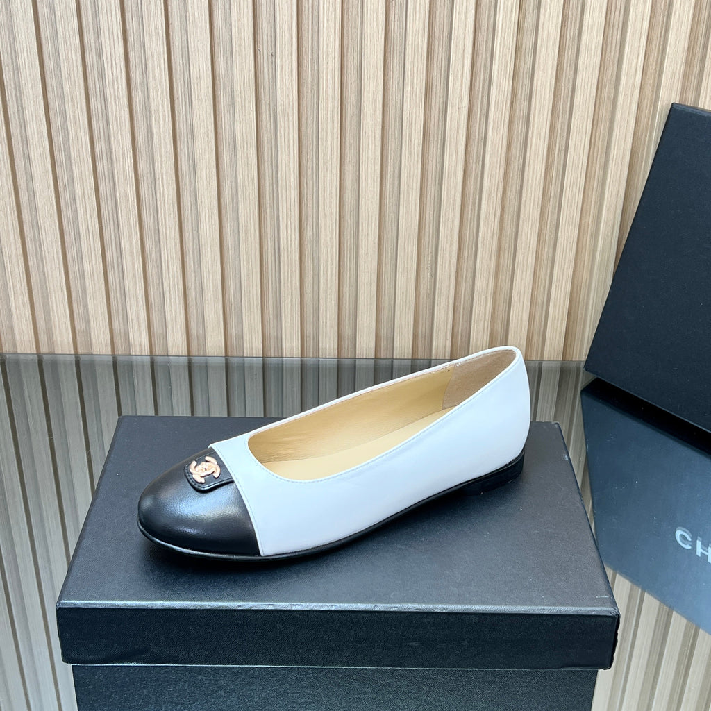 CHANEL 25S BALLET FLATS IN WHITE AND BLACK LAMBSKIN GOLD HARDWARE
