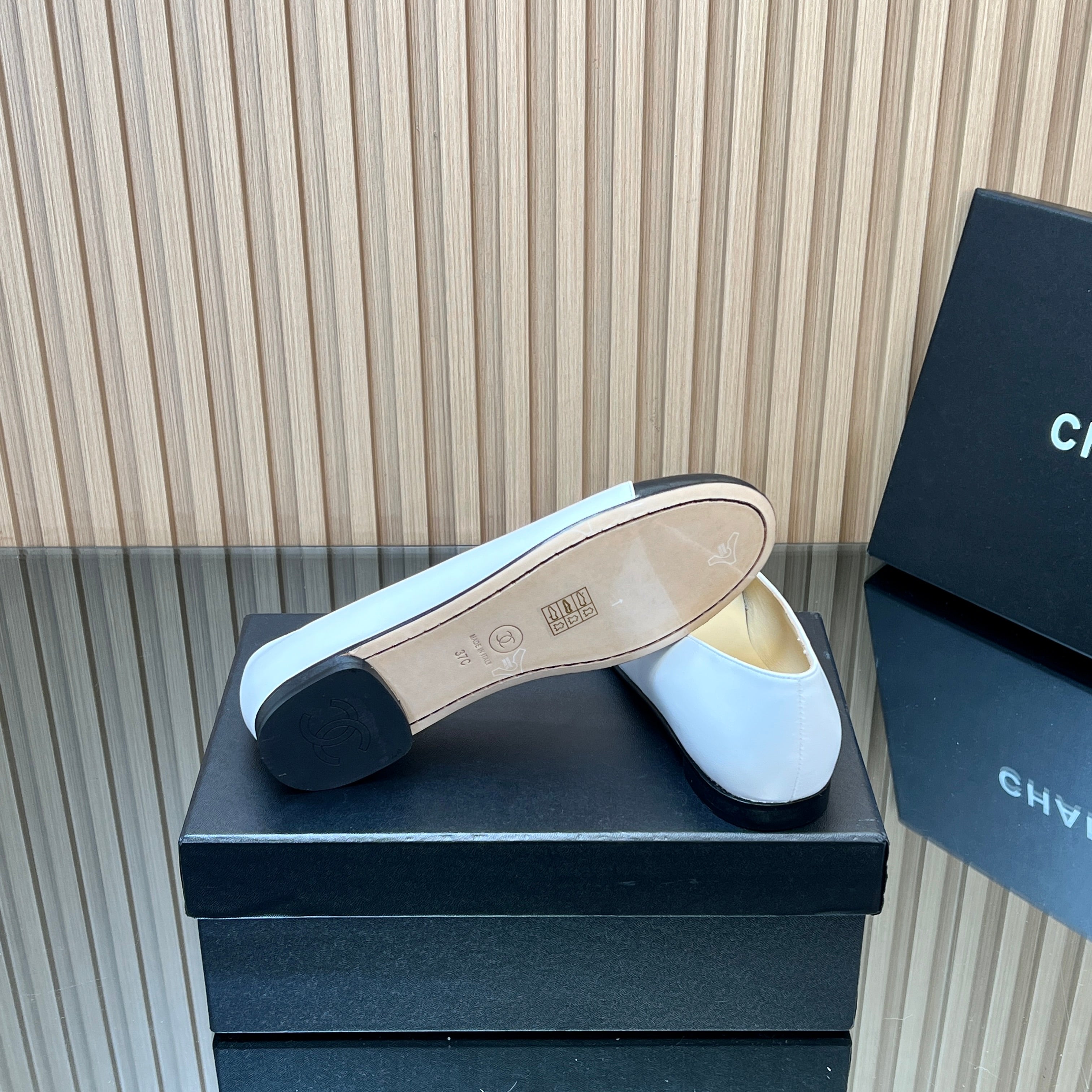 CHANEL 25S BALLET FLATS IN WHITE AND BLACK LAMBSKIN GOLD HARDWARE