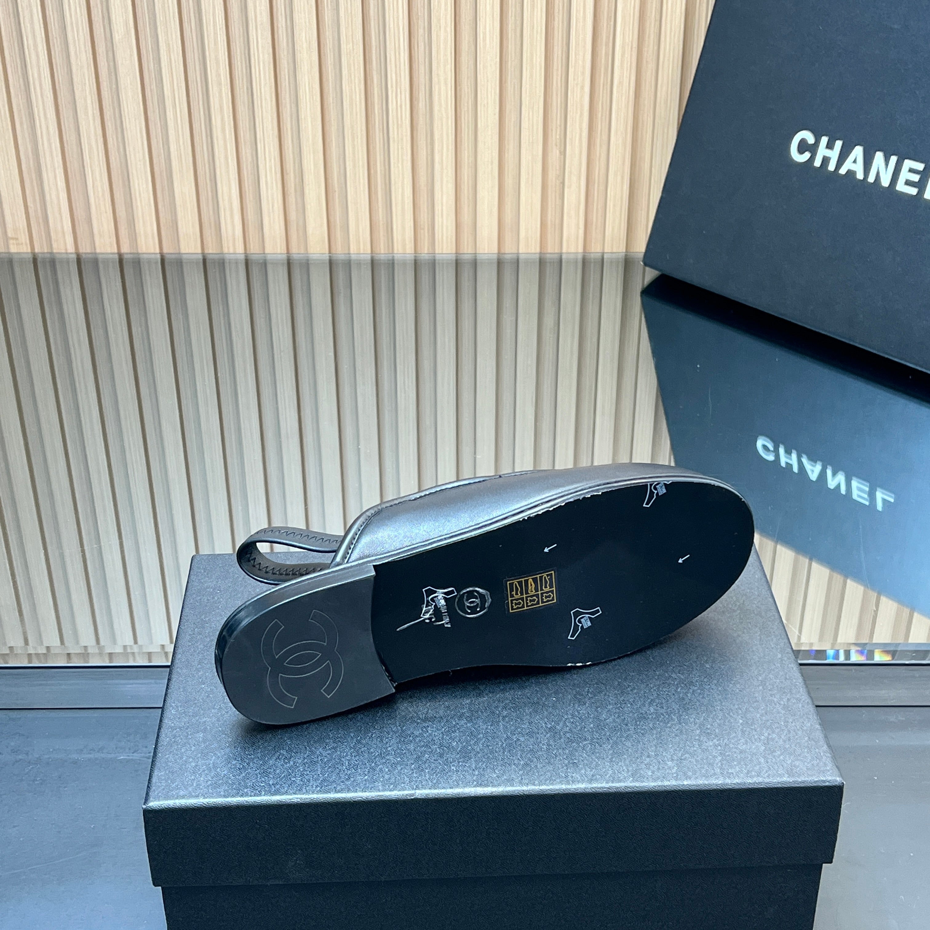 CHANEL 25S BACK STRAP MULE 15MM IN BLACK CALFSKIN GOLD HARDWARE