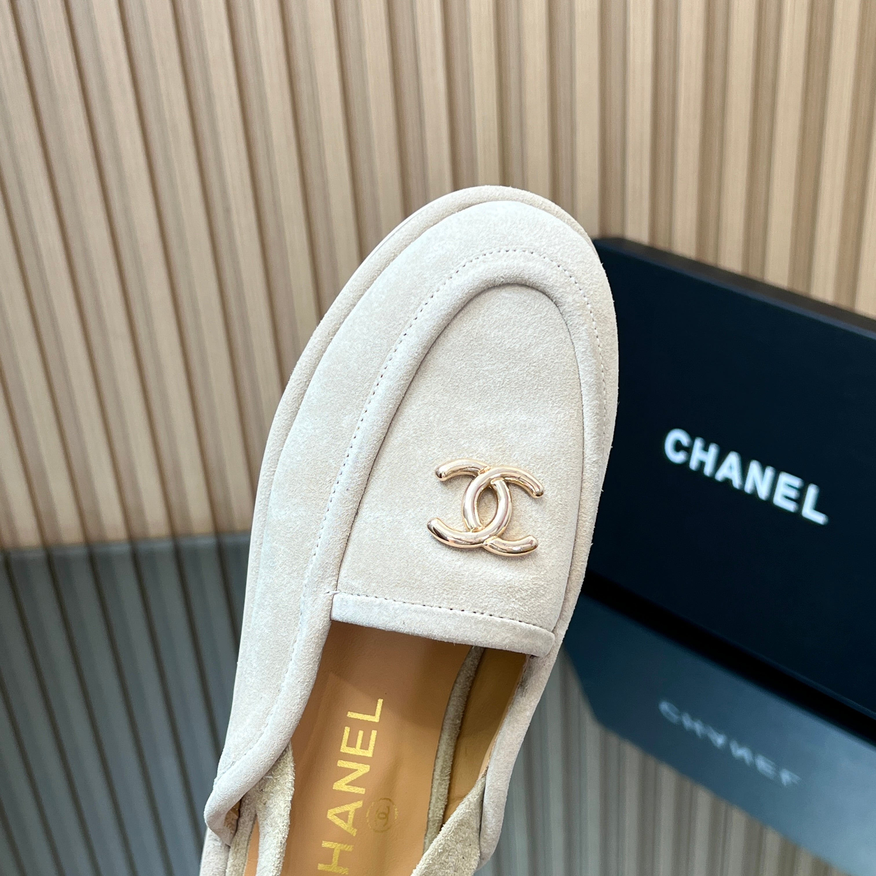 CHANEL 25S BACK STRAP MULE 15MM IN IVORY SUEDE GOLD HARDWARE