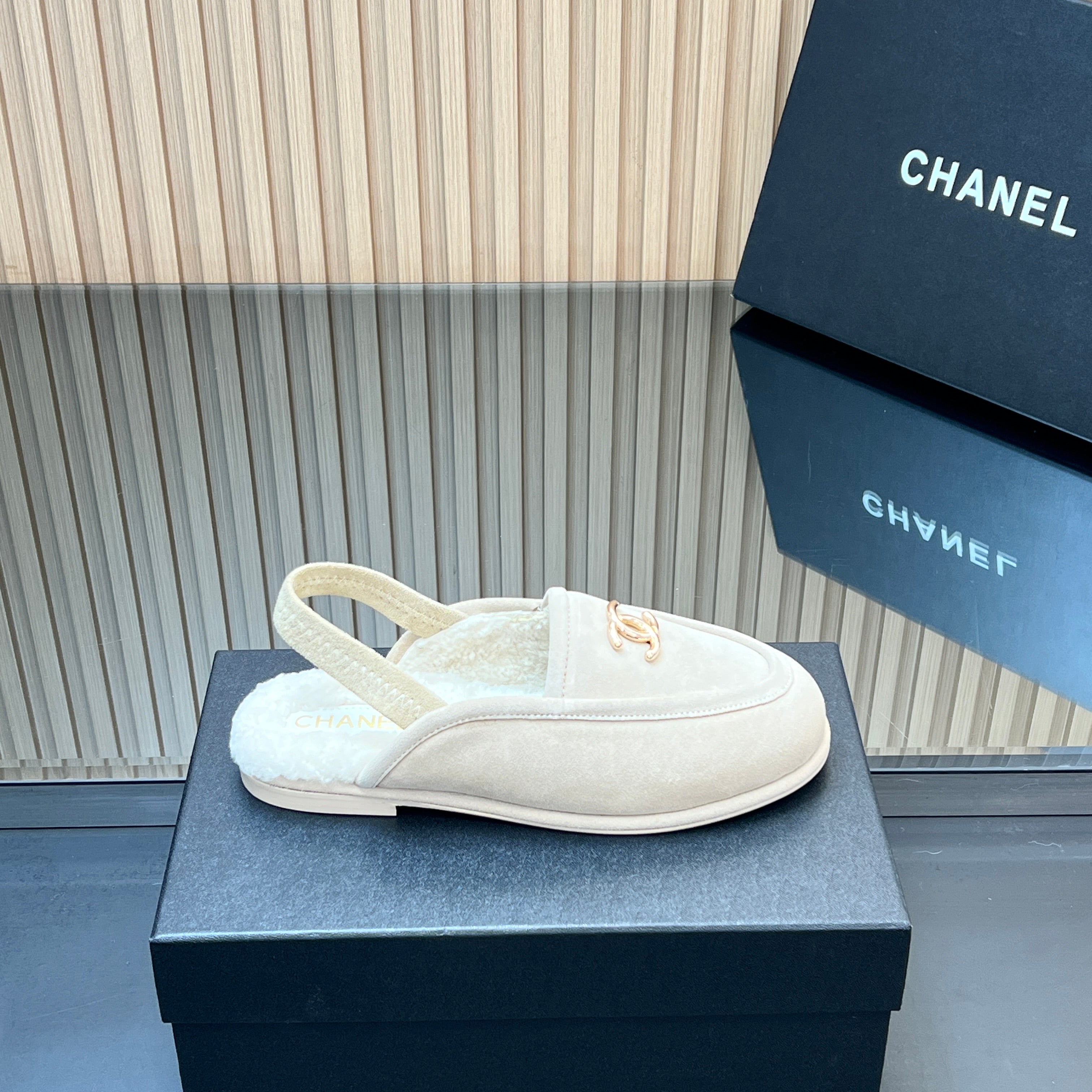CHANEL 25S BACK STRAP MULE 15MM IN IVORY SUEDE AND WOOL GOLD HARDWARE