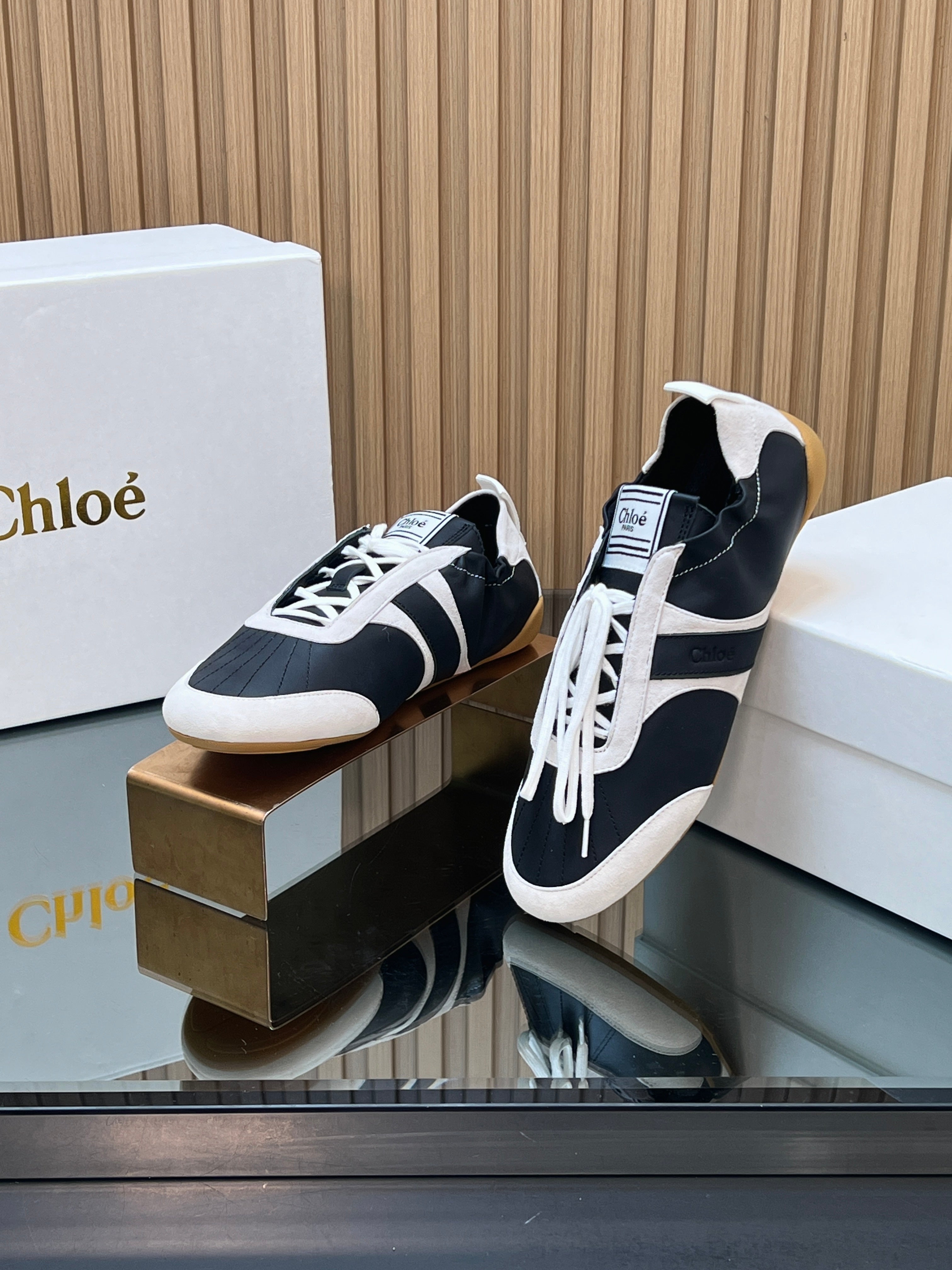 CHLOÉ 26S SNEAKERS IN BLACK CALFSKIN AND CREAM WHITE SUEDE