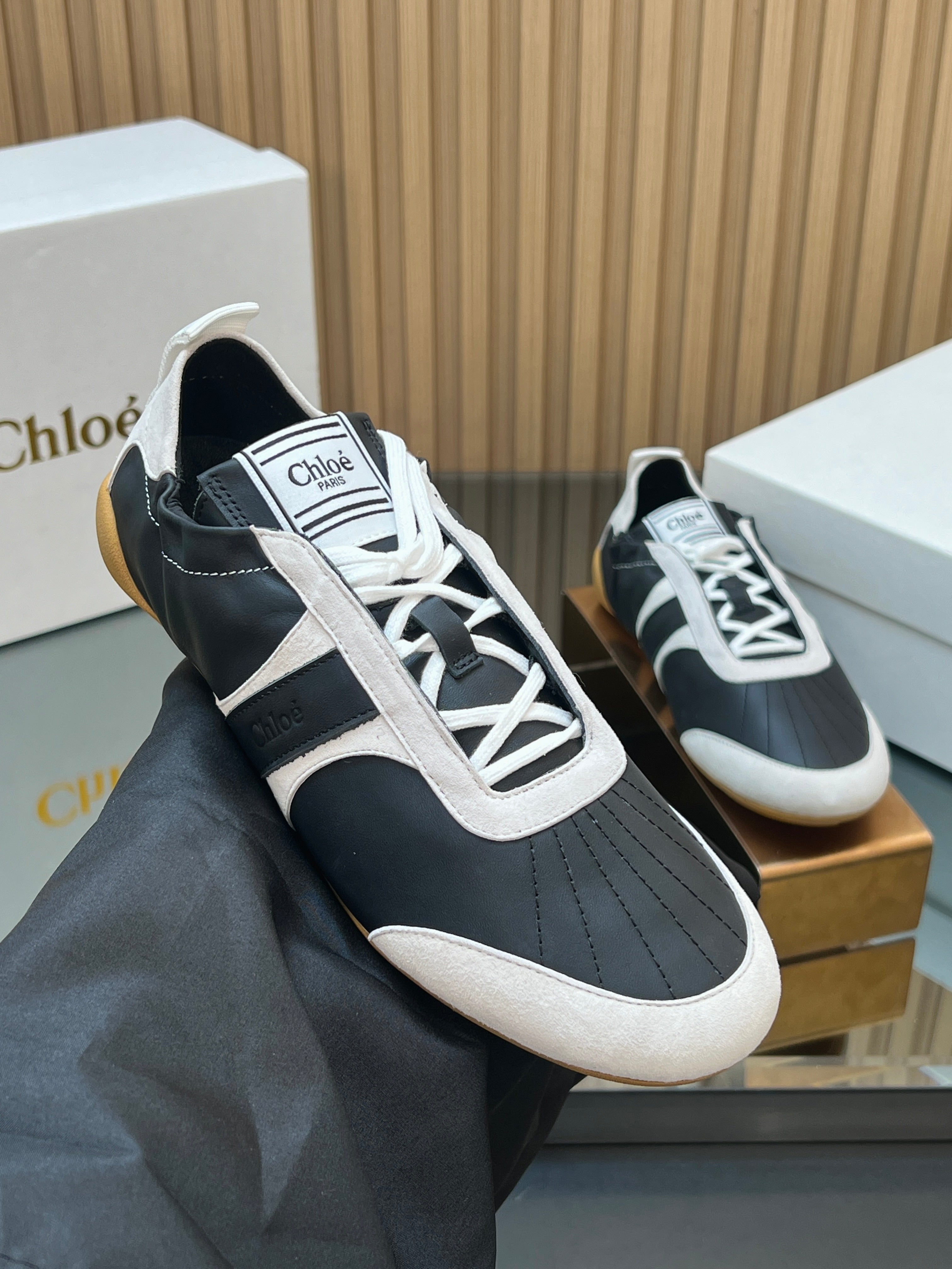 CHLOÉ 26S SNEAKERS IN BLACK CALFSKIN AND CREAM WHITE SUEDE