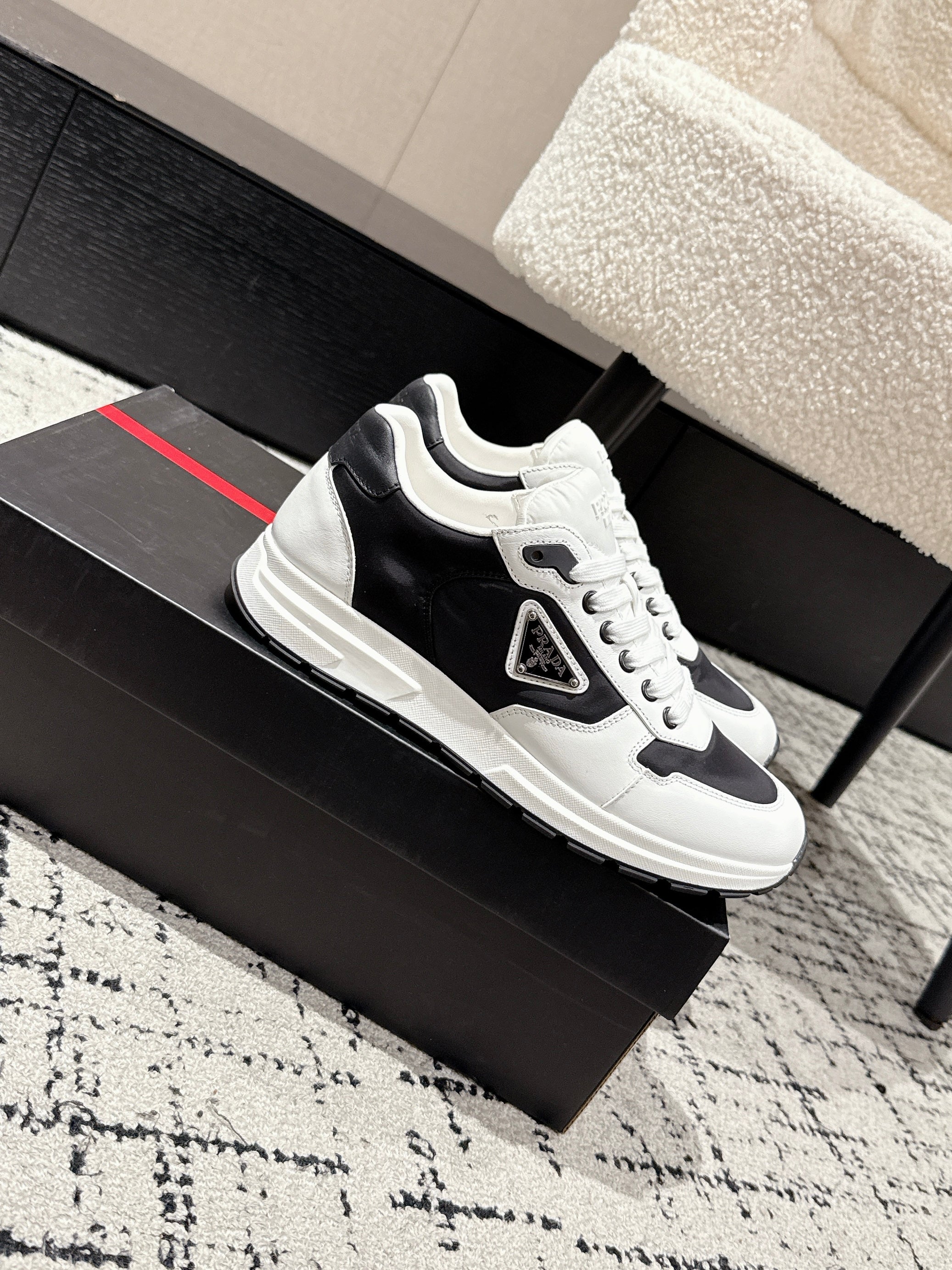 PRADA 25S MEN SNEAKERS LOGO IN WHITE AND BLACK NUBUCK AND CANVAS