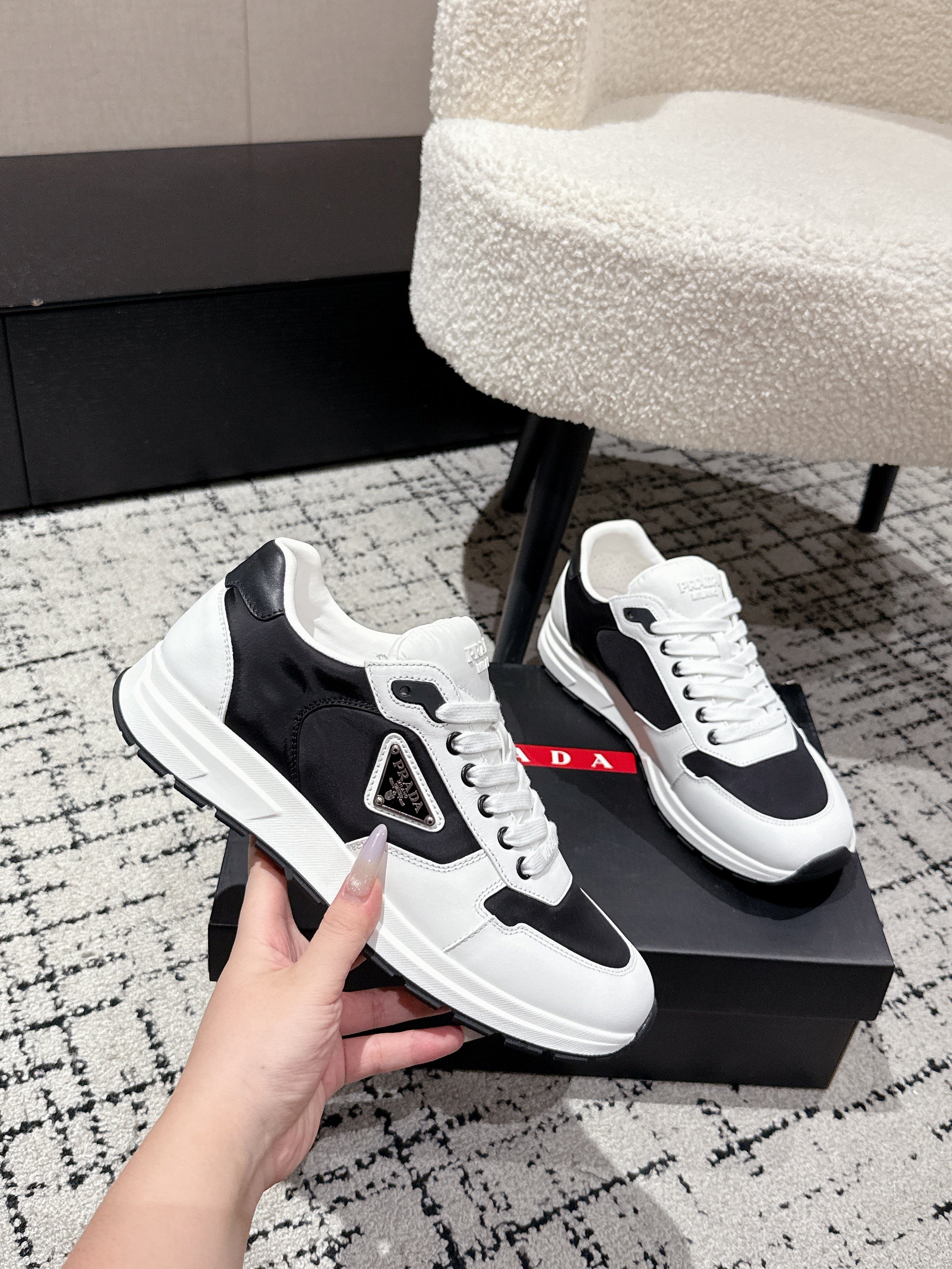PRADA 25S MEN SNEAKERS LOGO IN WHITE AND BLACK NUBUCK AND CANVAS