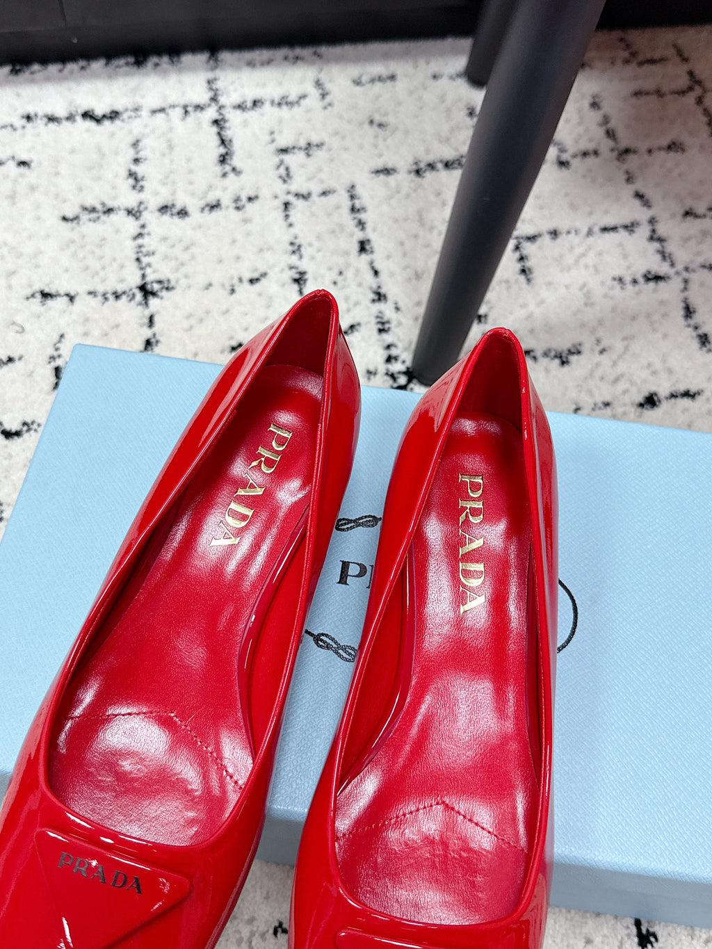 PRADA 26S SQUARE-TOE HIGH HEELS 35MM IN DARK RED PATENT CALFSKIN WITH LOGO