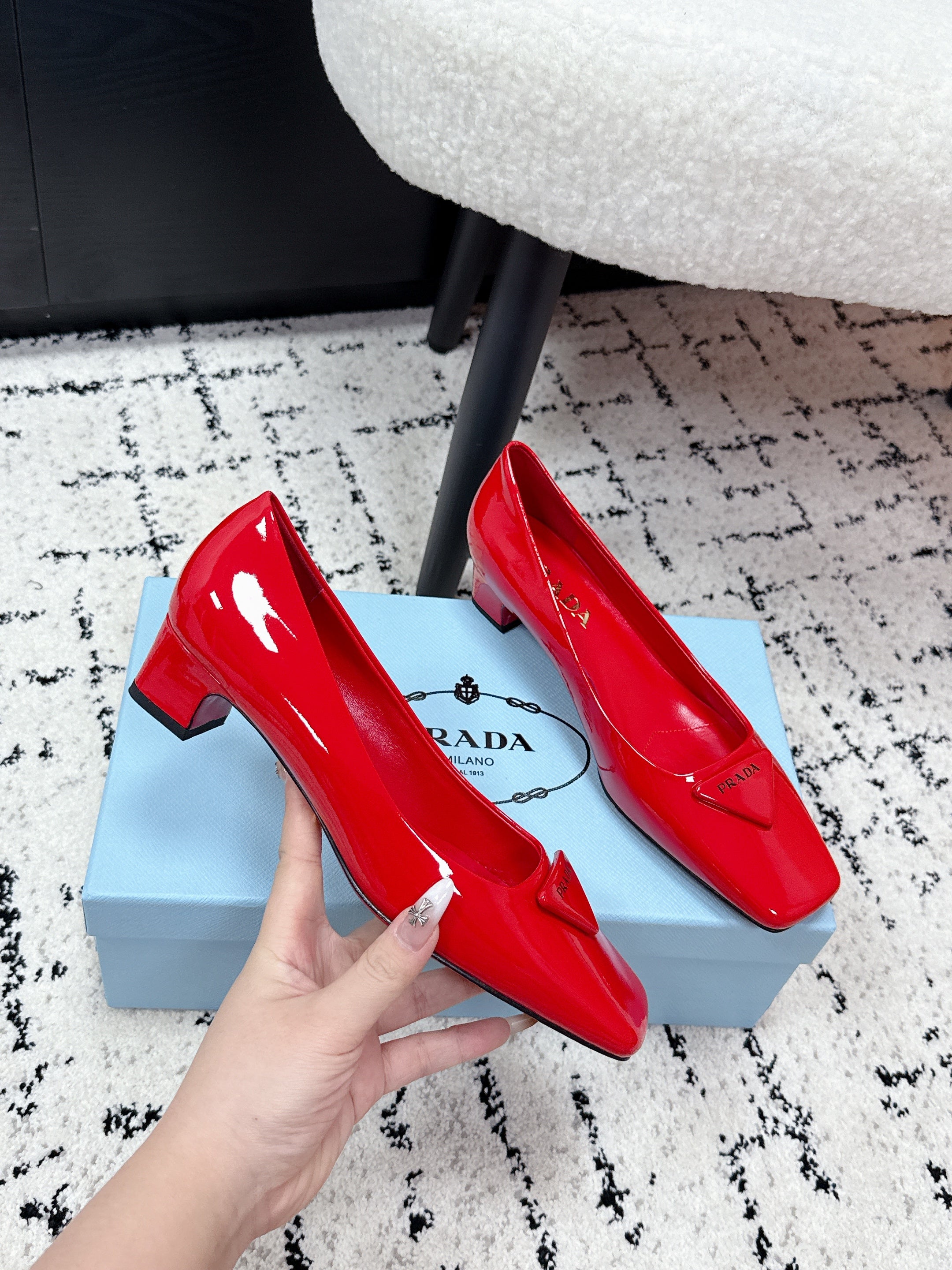 PRADA 26S SQUARE-TOE HIGH HEELS 35MM IN DARK RED PATENT CALFSKIN WITH LOGO